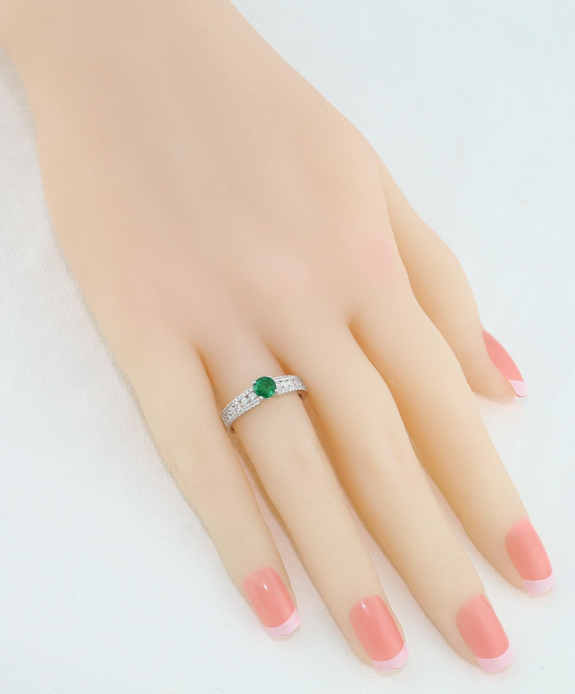 Round Cut AGL Certified 0.44 Carat Emerald Diamond Gold Ring For Sale
