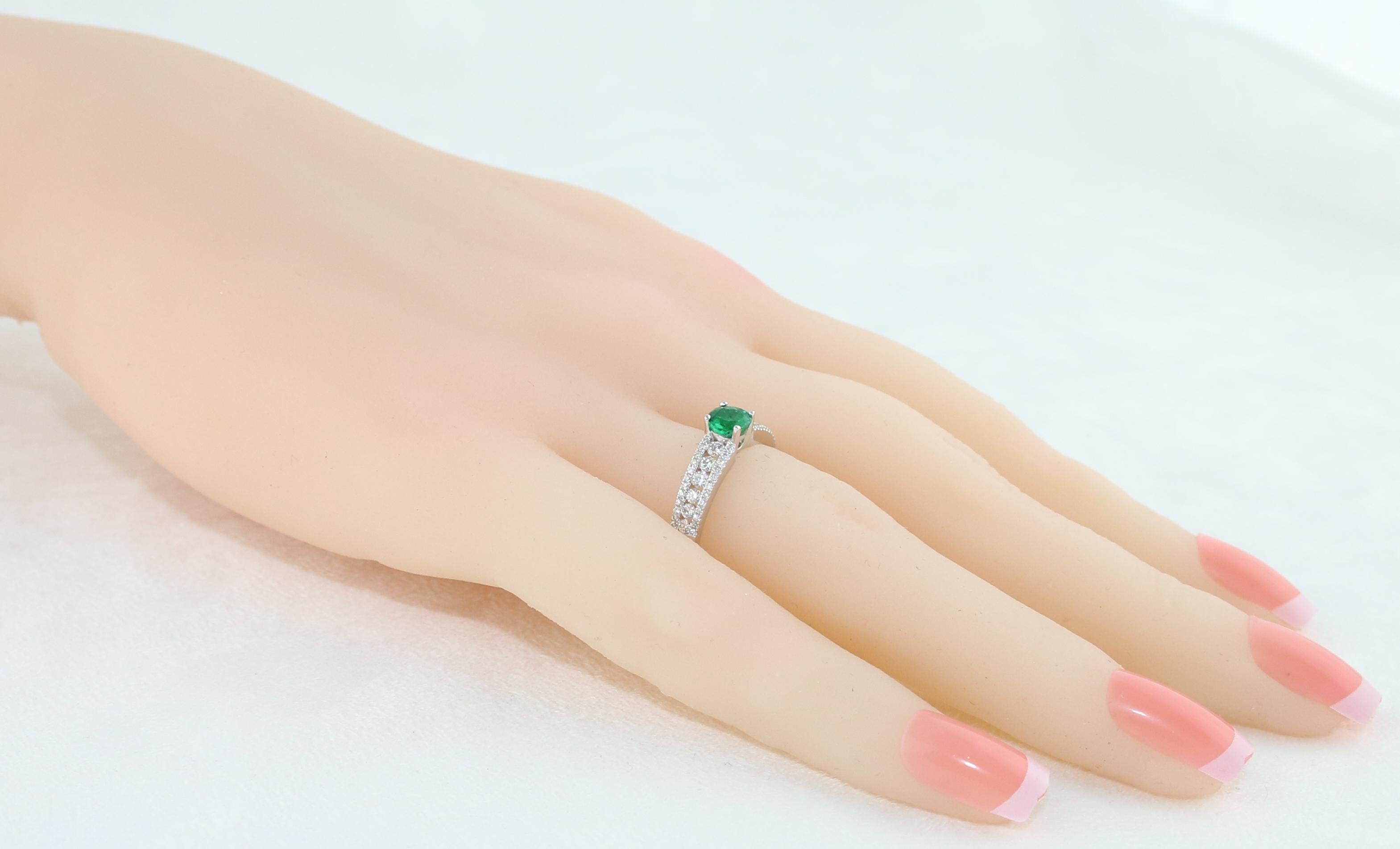 AGL Certified 0.44 Carat Emerald Diamond Gold Ring In New Condition For Sale In New York, NY