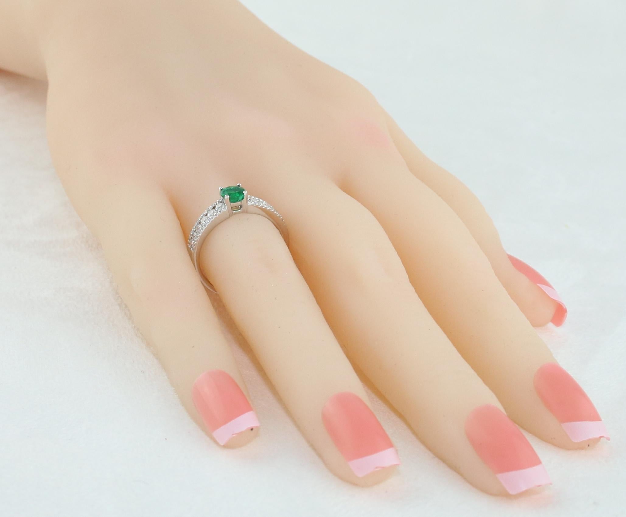 AGL-zertifizierter 0.44 Karat Smaragd-Diamant-Goldring Damen im Angebot