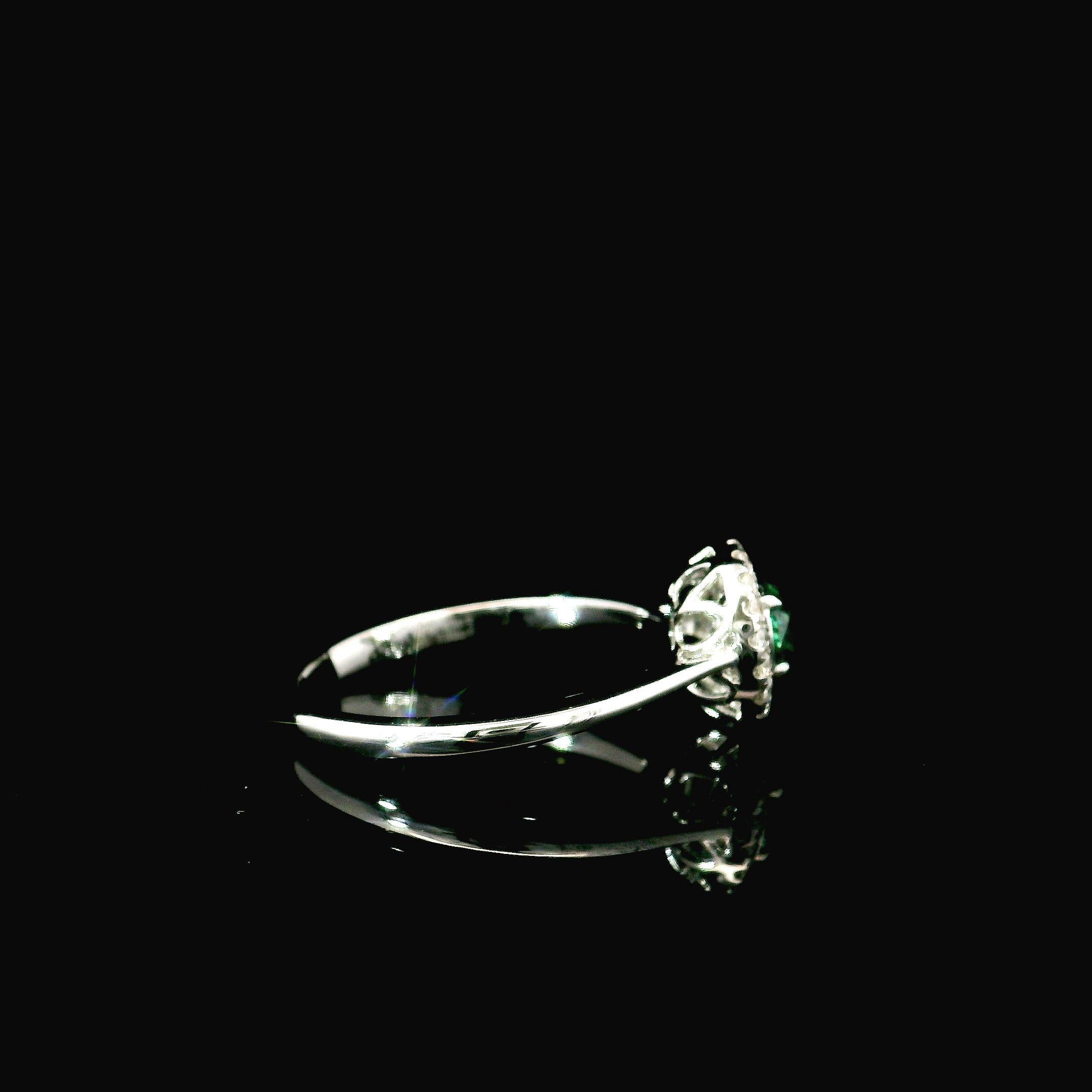 AGL Certified 0.505 Carat Fancy Intense Green VVS Clarity Diamond Ring In New Condition For Sale In บางรัก, TH