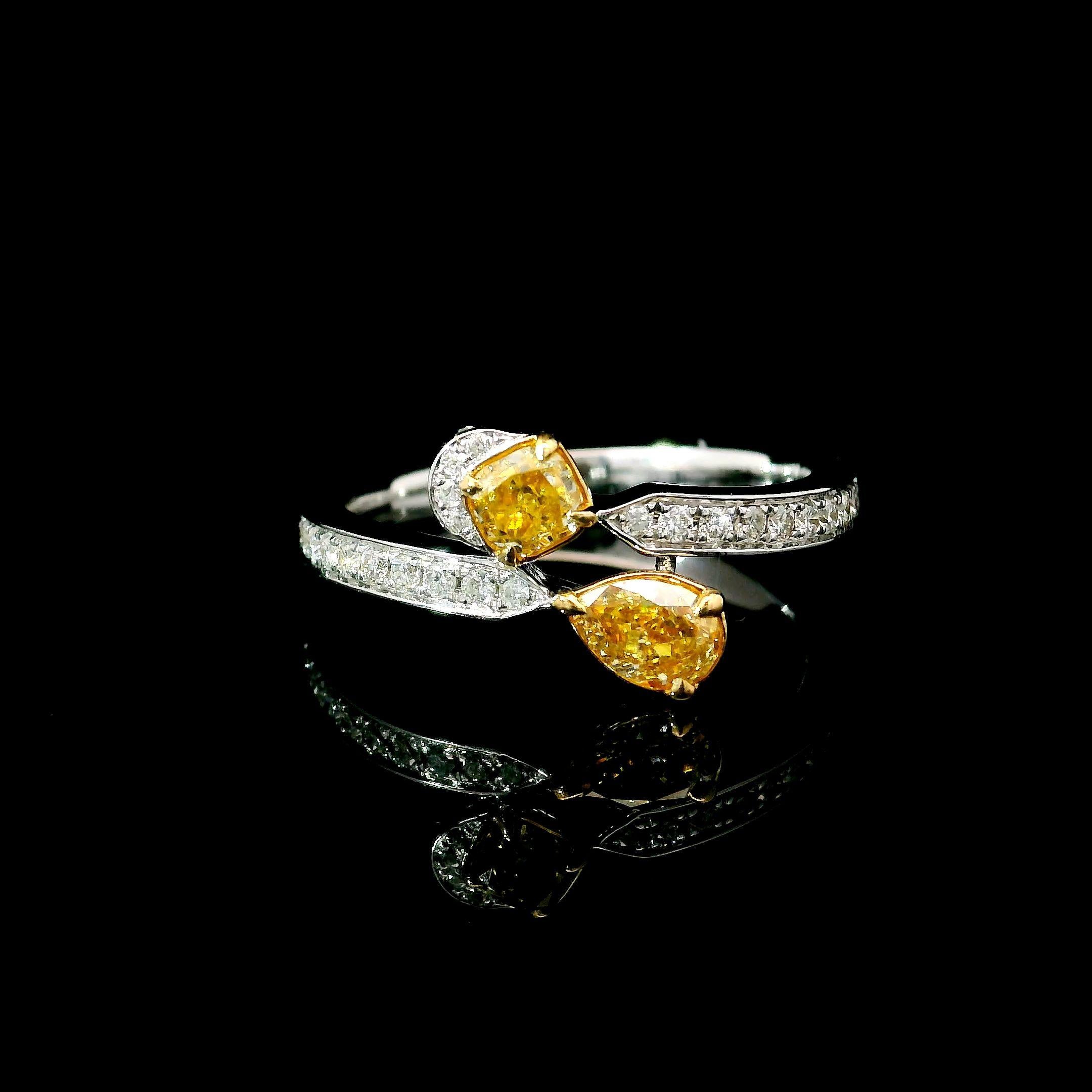 Anello in oro bianco 18 carati con diamanti
  
  Colore e caratura dell'oro: Oro bianco 18kt
  Peso: 3.16 grammi
  
  Imposta con...
  Tipo di pietra: Diamanti
  Forma: Cuscino
  Carati: 0,508 ct ( 2 ) pezzi
  Colore: Giallo intenso fantasia 
 