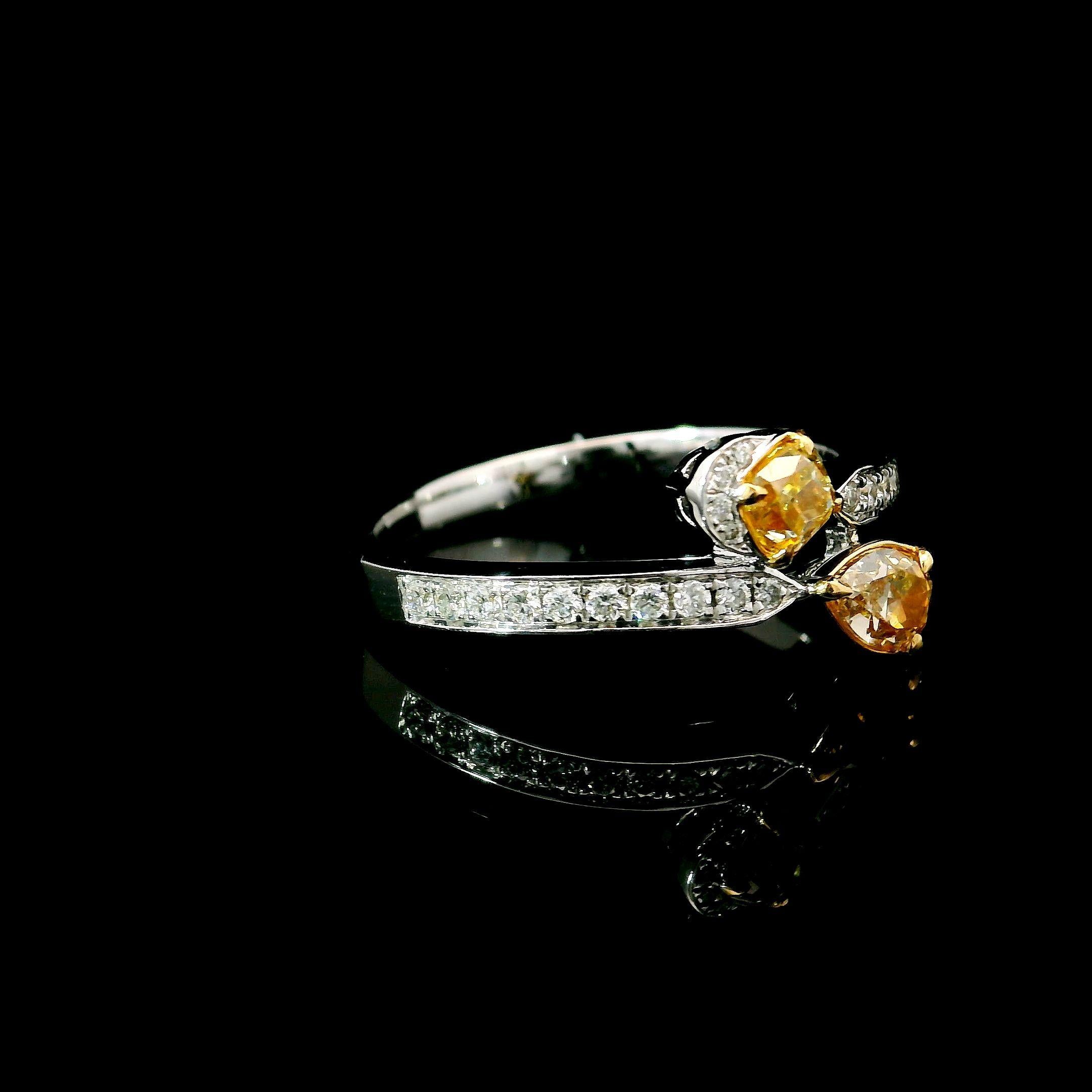 Taglio cuscino Anello con diamante certificato AGL da 0.508 carati, di colore giallo intenso e purezza VS in vendita