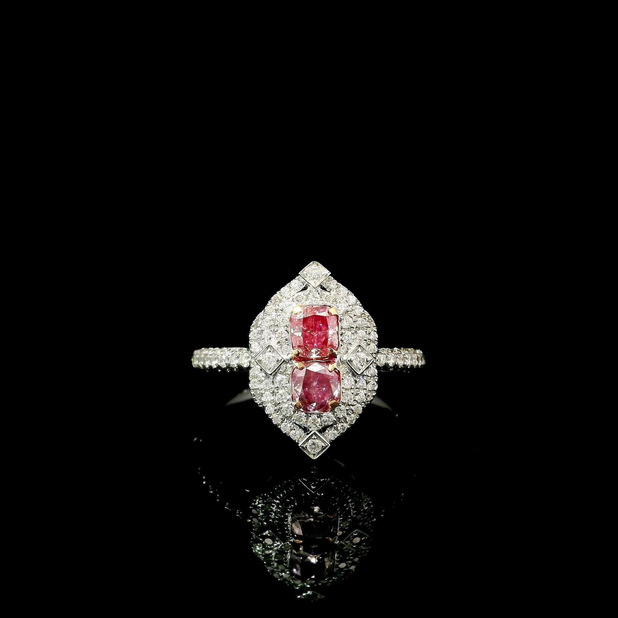  Anello in oro bianco 18 carati con diamanti
  
  Colore e caratura dell'oro: Oro bianco 18kt
  Peso: 3,683 grammi
  
  Imposta con...
  Pietra principale 1:
  Tipo di pietra: Diamanti
  Forma: Cuscino
  Carati: 0.28
  Colore: Rosa tenue
 