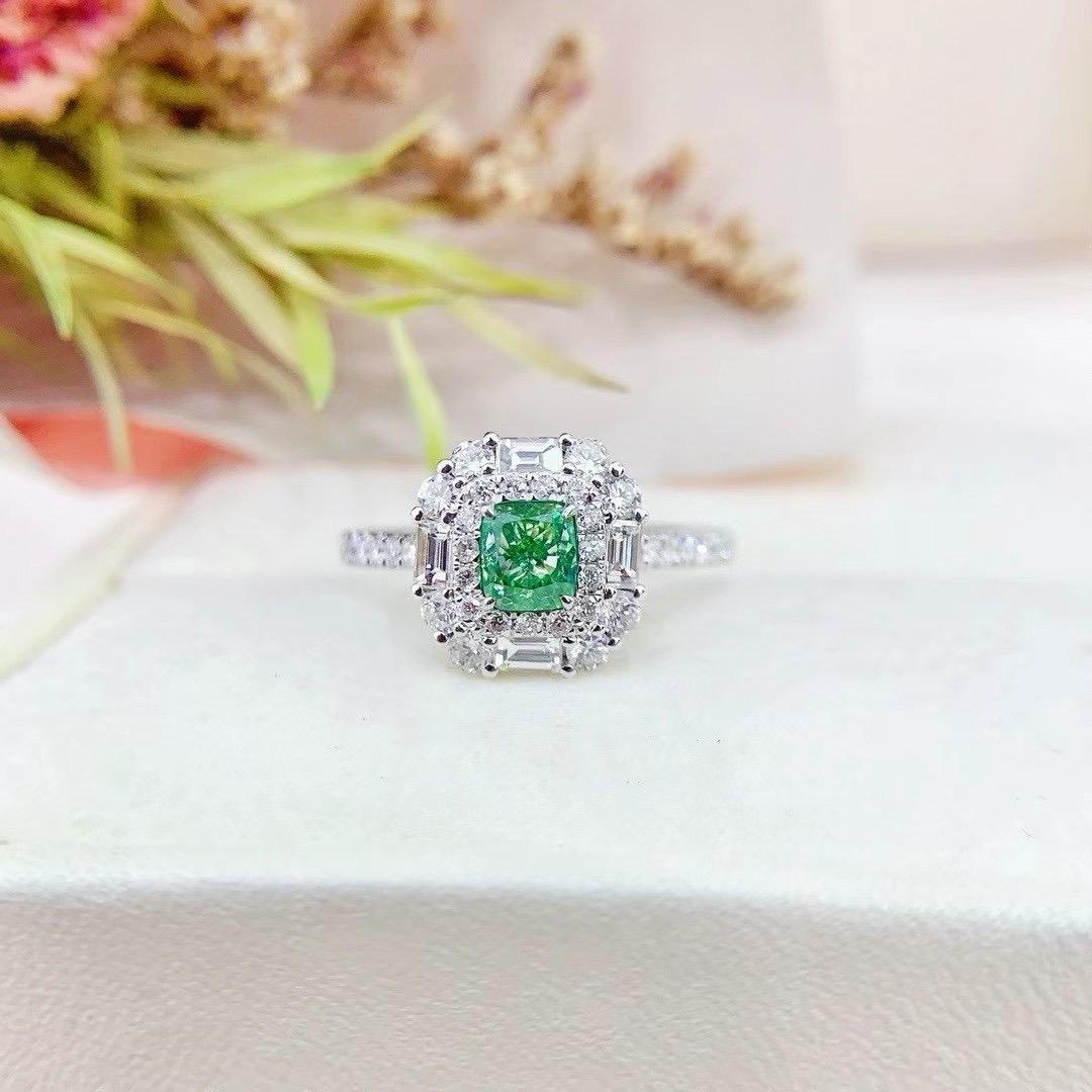 Bague avec diamant vert fantaisie et diamant baguette certifié AGL 0,52 carat

1 diamant vert - 0,52 CT
Certification AGL / Taille coussin / Clarté VS

Diamants -0,71 CT
Poids total - 2,73 GM