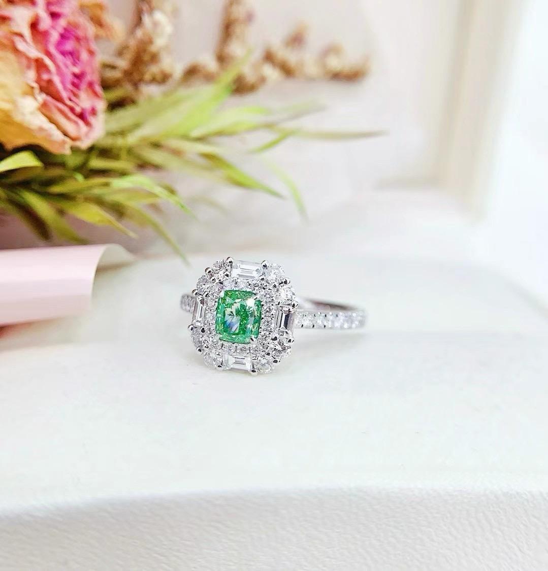 Moderne Bague avec diamant vert fantaisie et diamant baguette certifié AGL 0,52 carat en vente