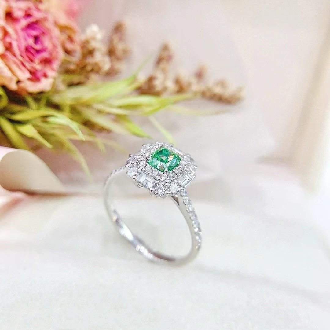 Taille baguette Bague avec diamant vert fantaisie et diamant baguette certifié AGL 0,52 carat en vente
