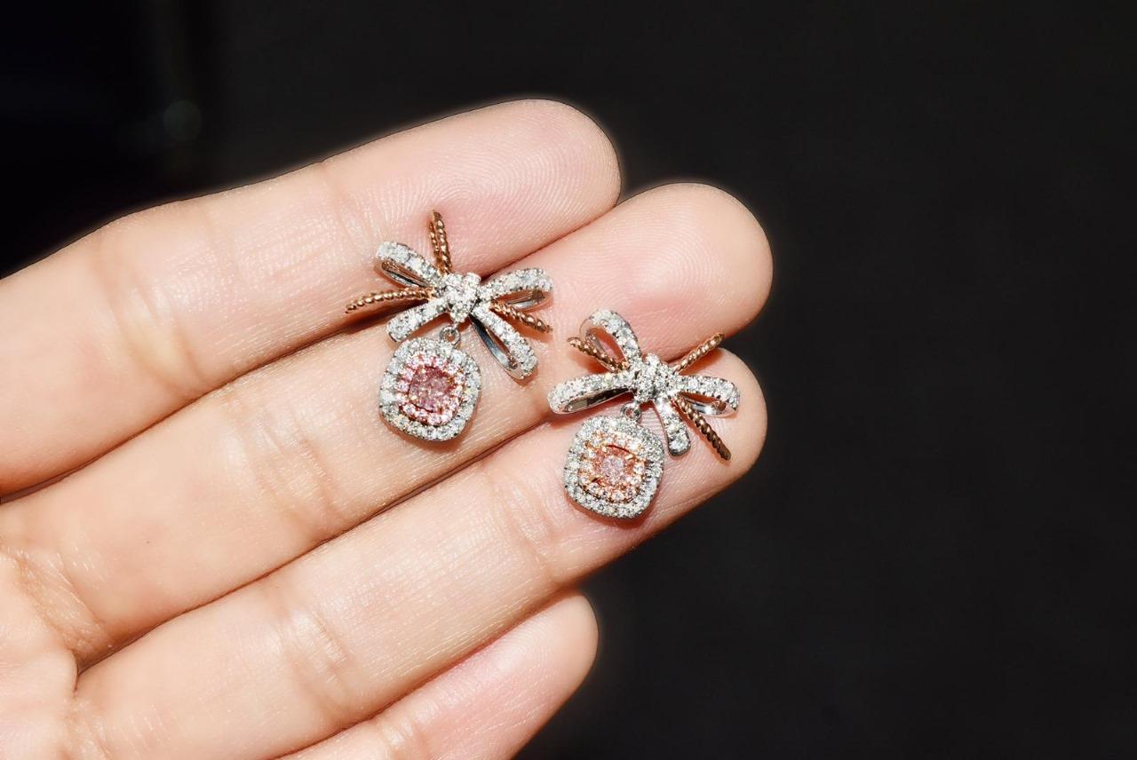 18kt white gold earring with diamonds
  
  Gold colour & karat: White gold 18kt
  Weight: 5.577 grams
  
  Set with-
  Stone type: Diamonds
  Shape: Cushion
  Carat: 0.521
  Colour: Fancy Light Pink
  Clarity: VS
  
  Surrounding Stones: Diamonds

