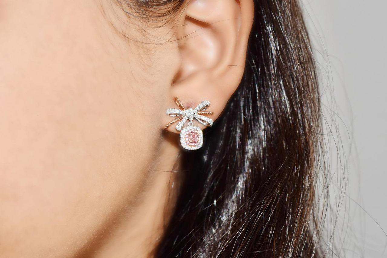 Cushion Cut AGL Certified 0.521 Carat Fancy Light Pink VS Clarity Diamond Earrings For Sale
