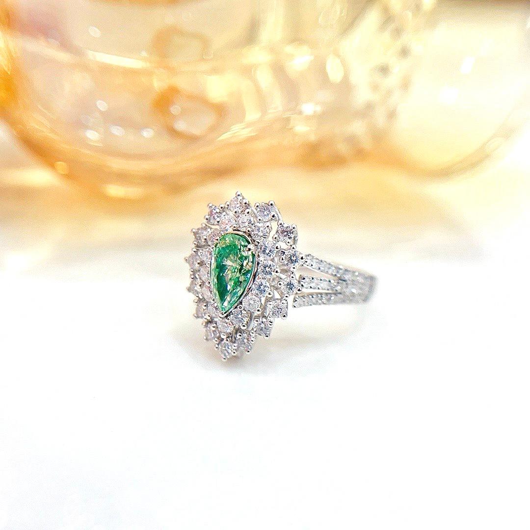 Bague/pendentif en or blanc 18K certifié AGL 0,55 CT VS diamant vert avec diamants

1 diamant vert taille poire - 0,55 CT
Certification AGL jointe

Diamants - 0,87 CT
Or 18K - 5.01 GM