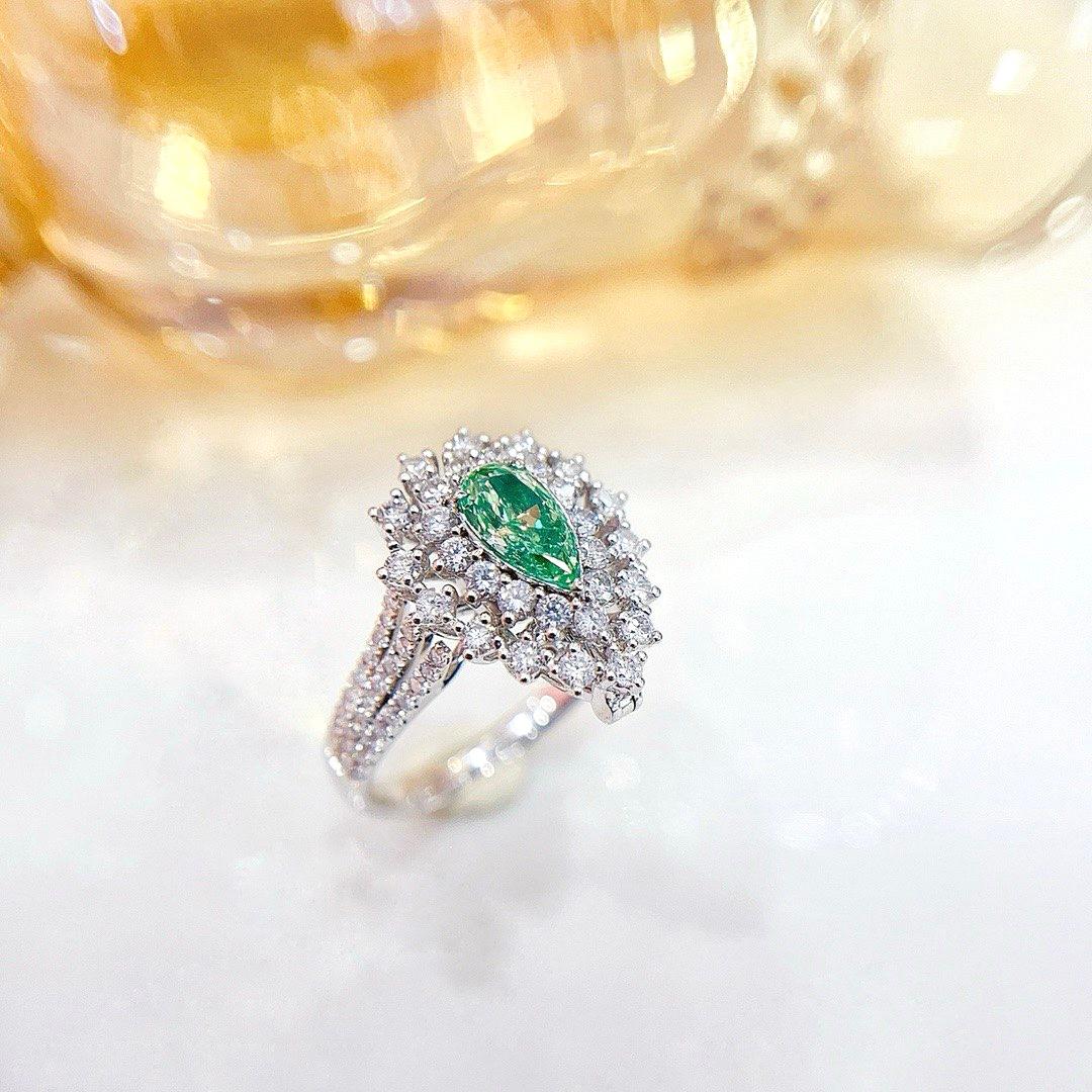 Taille poire Bague/pendentif en or blanc 18K certifié AGL 0,55 CT VS diamant vert avec diamants en vente