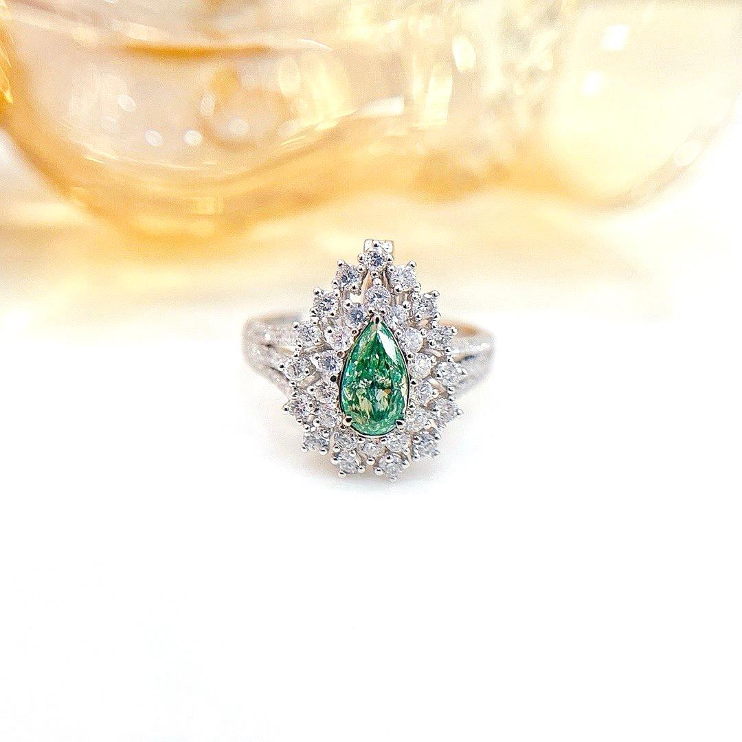 Bague/pendentif en or blanc 18K certifié AGL 0,55 CT VS diamant vert avec diamants Neuf - En vente à Kowloon, HK