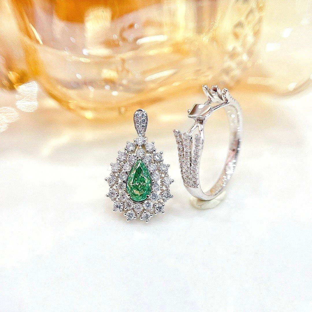 Bague/pendentif en or blanc 18K certifié AGL 0,55 CT VS diamant vert avec diamants en vente 1