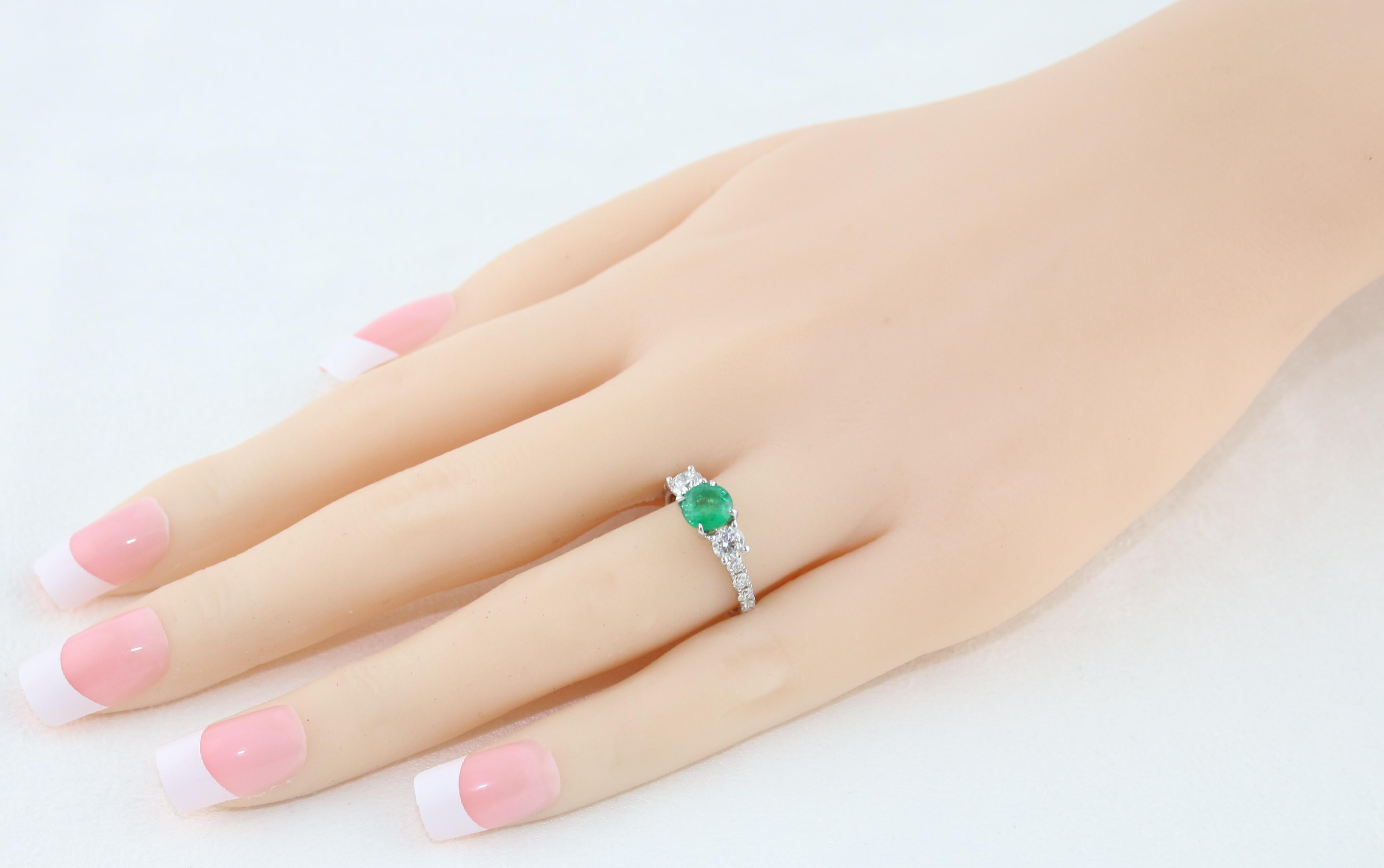Contemporain Bague en or à trois pierres avec diamants et émeraudes de 0.77 carat, certifiée AGL en vente