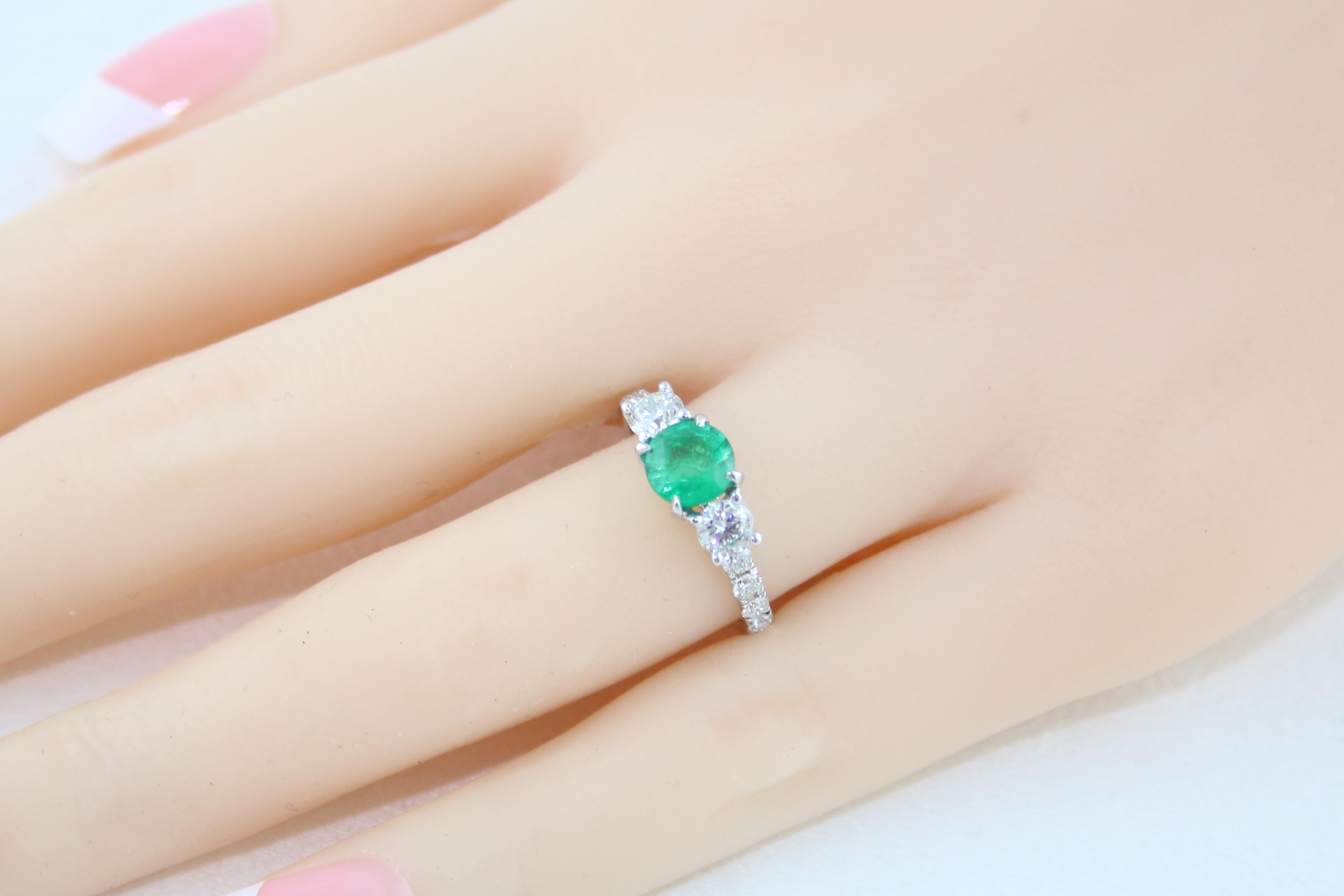 Bague en or à trois pierres avec diamants et émeraudes de 0.77 carat, certifiée AGL en vente 3