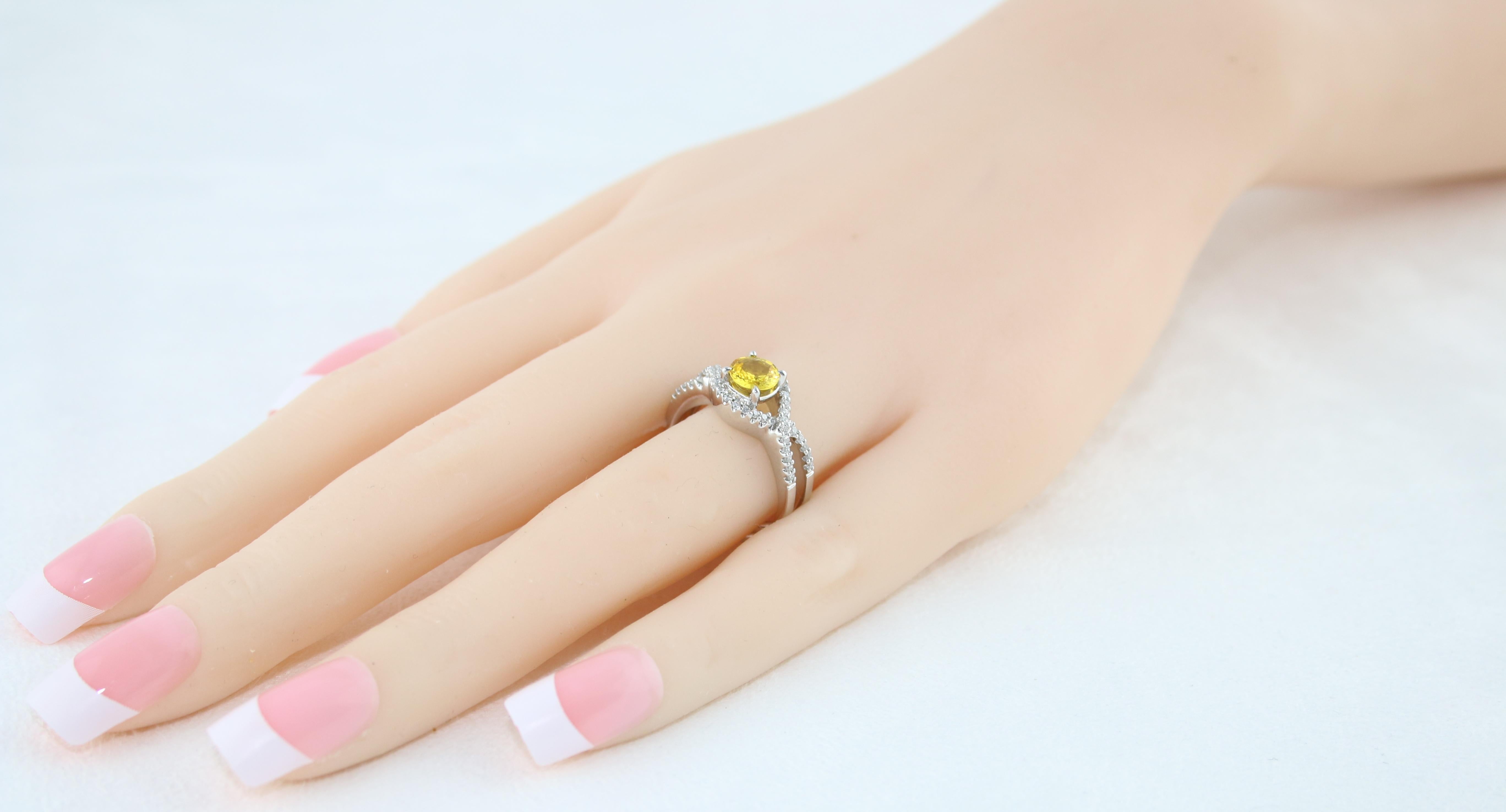 AGL Certified 0.77 Carat Round Yellow Sapphire and Diamond Gold Ring For Sale 1