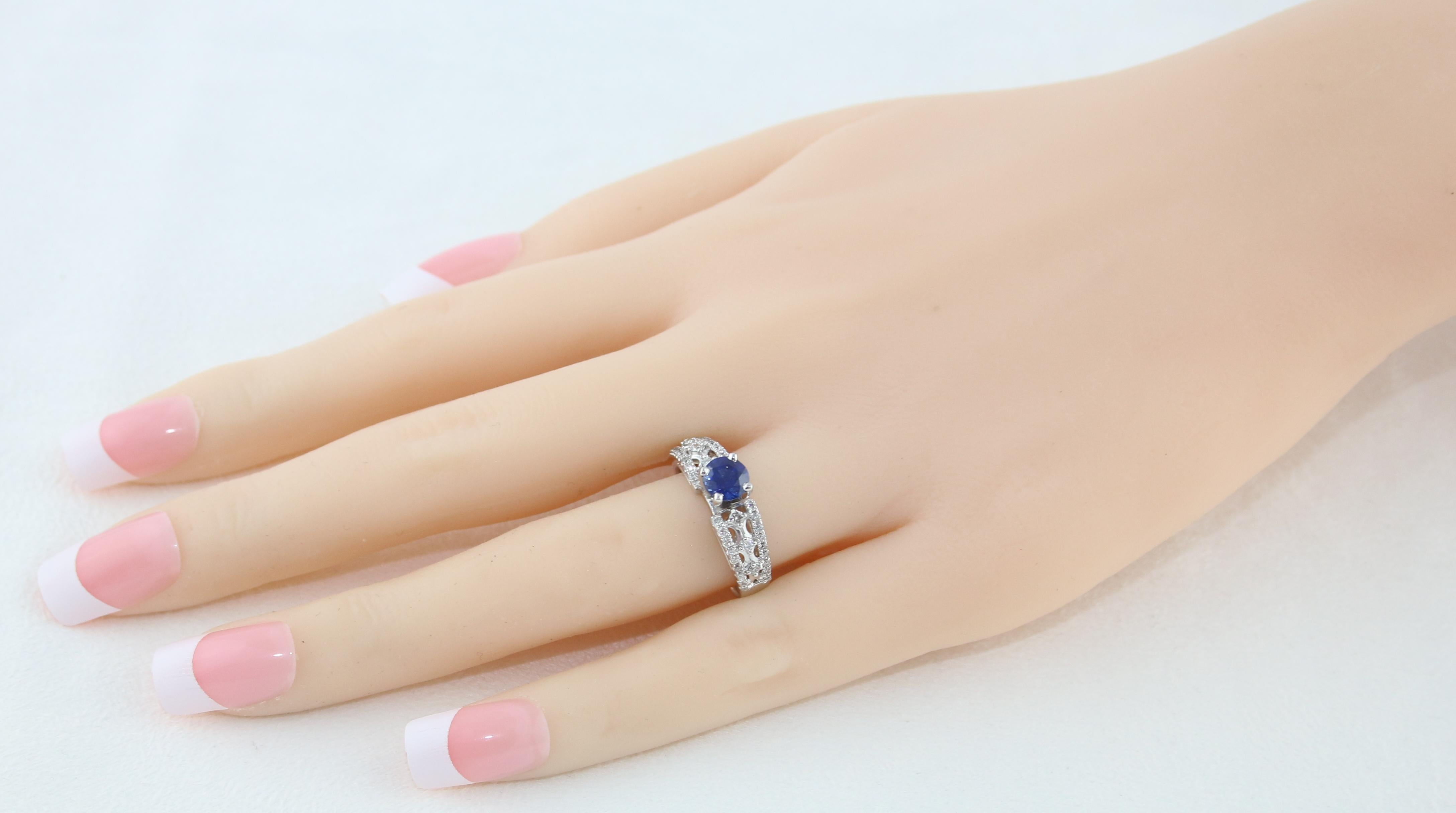 Contemporary AGL Certified 0.80 Carat Sapphire Diamond Gold Ring For Sale