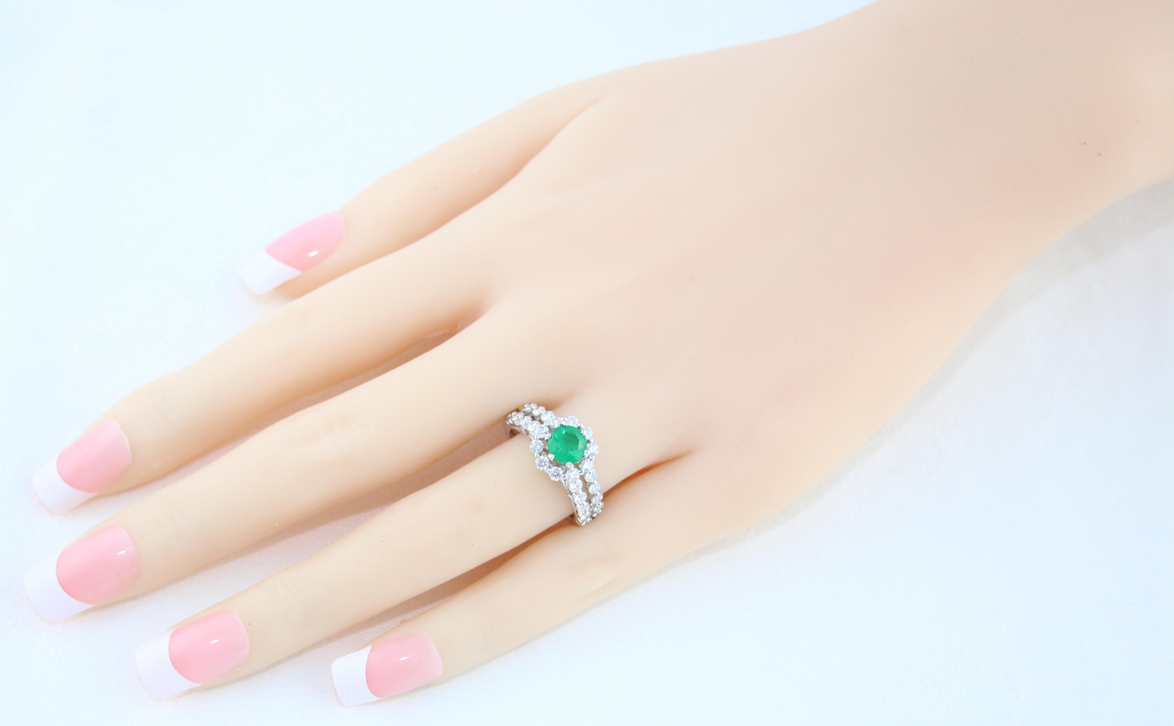 Round Cut AGL Certified 0.82 Carat Round Emerald Diamond Gold Milgrain Ring For Sale