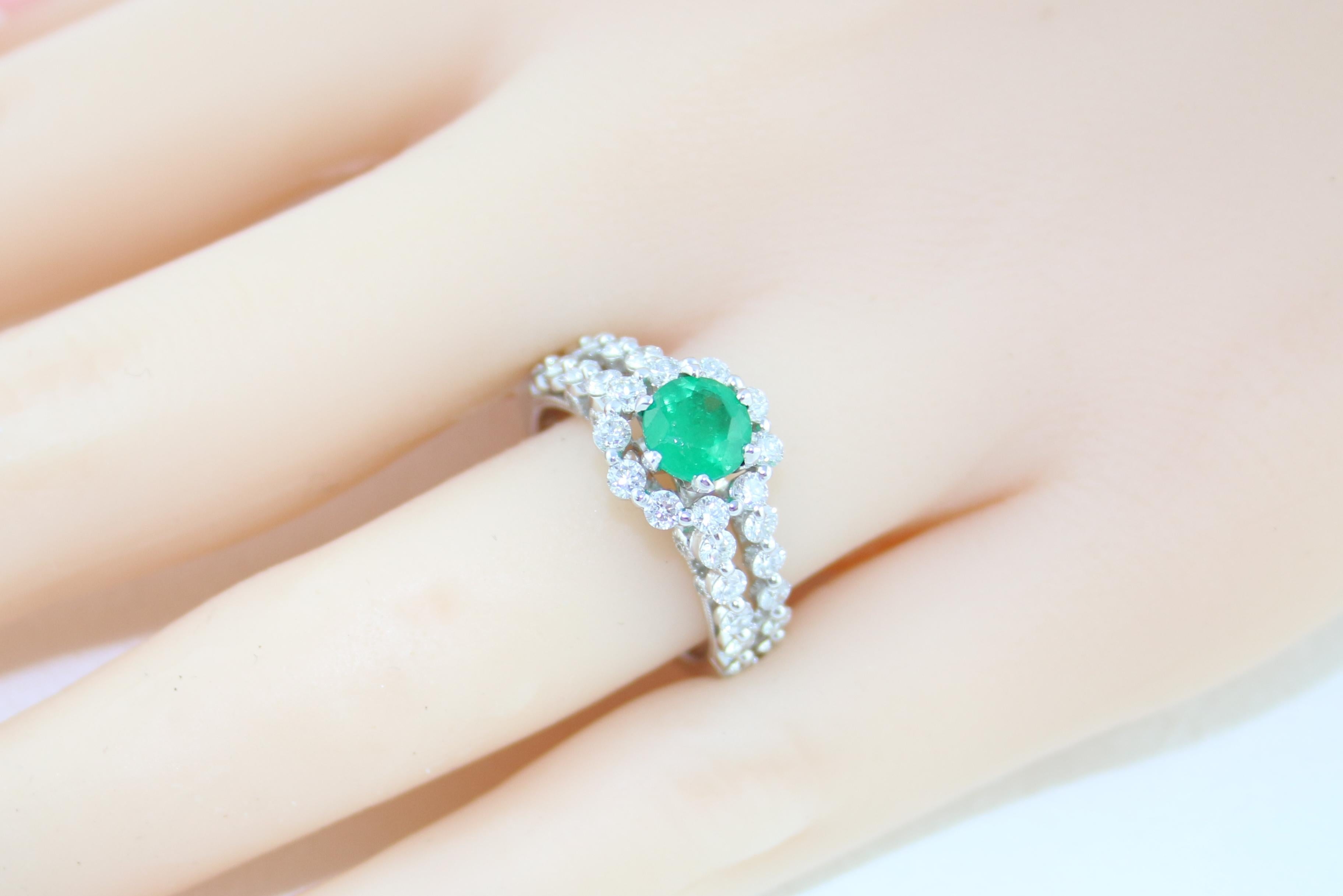 AGL Certified 0.82 Carat Round Emerald Diamond Gold Milgrain Ring For Sale 2