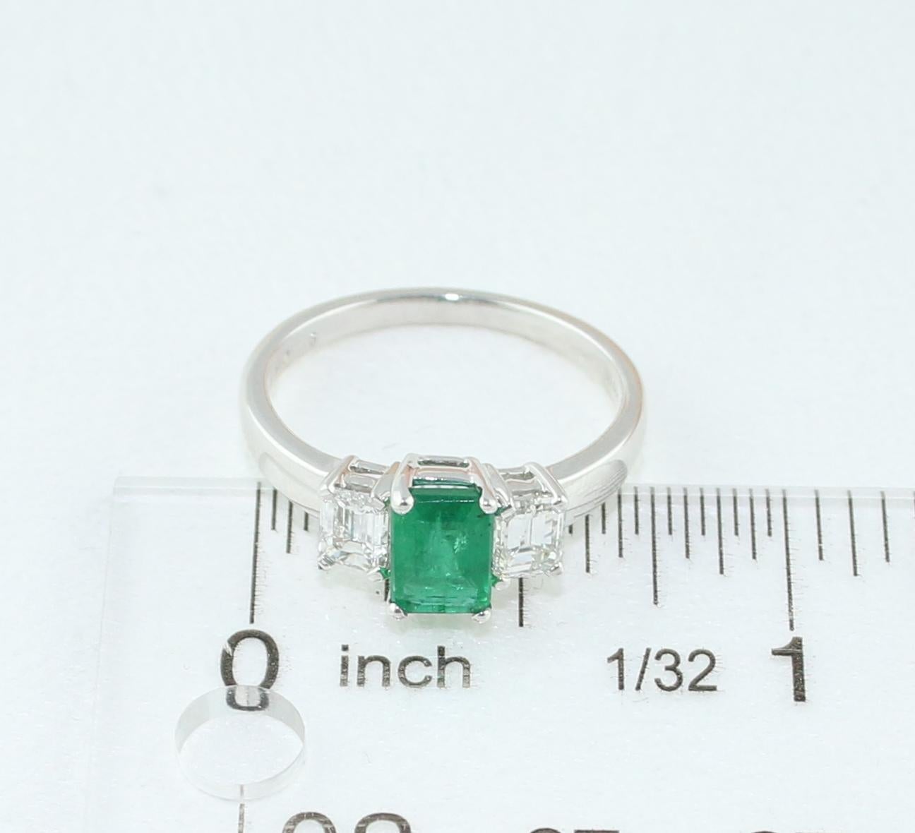 AGL Certified 0.84 Carat Emerald Three-Stone Diamond Gold Ring For Sale 3