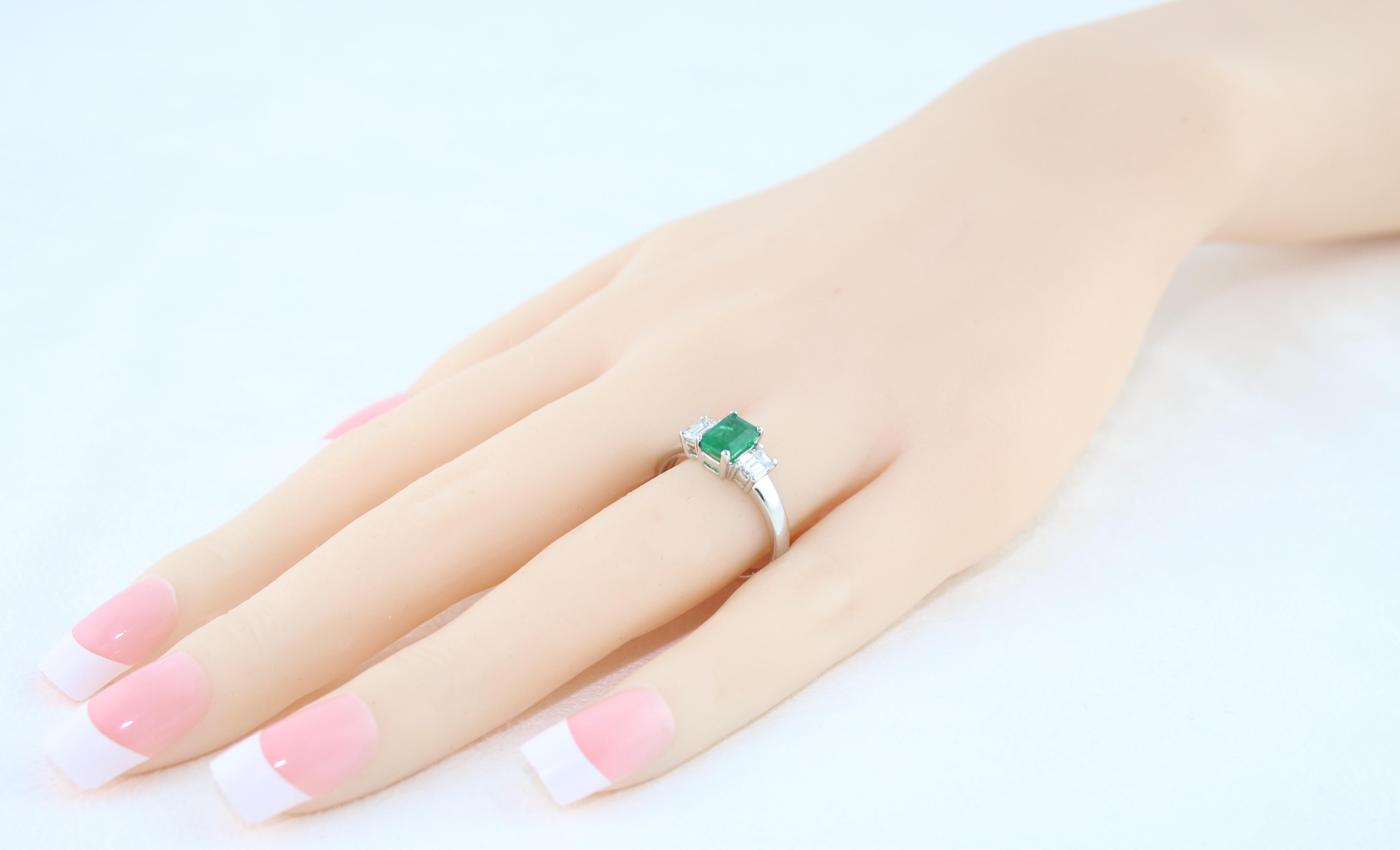 Women's AGL Certified 0.84 Carat Emerald Three-Stone Diamond Gold Ring For Sale