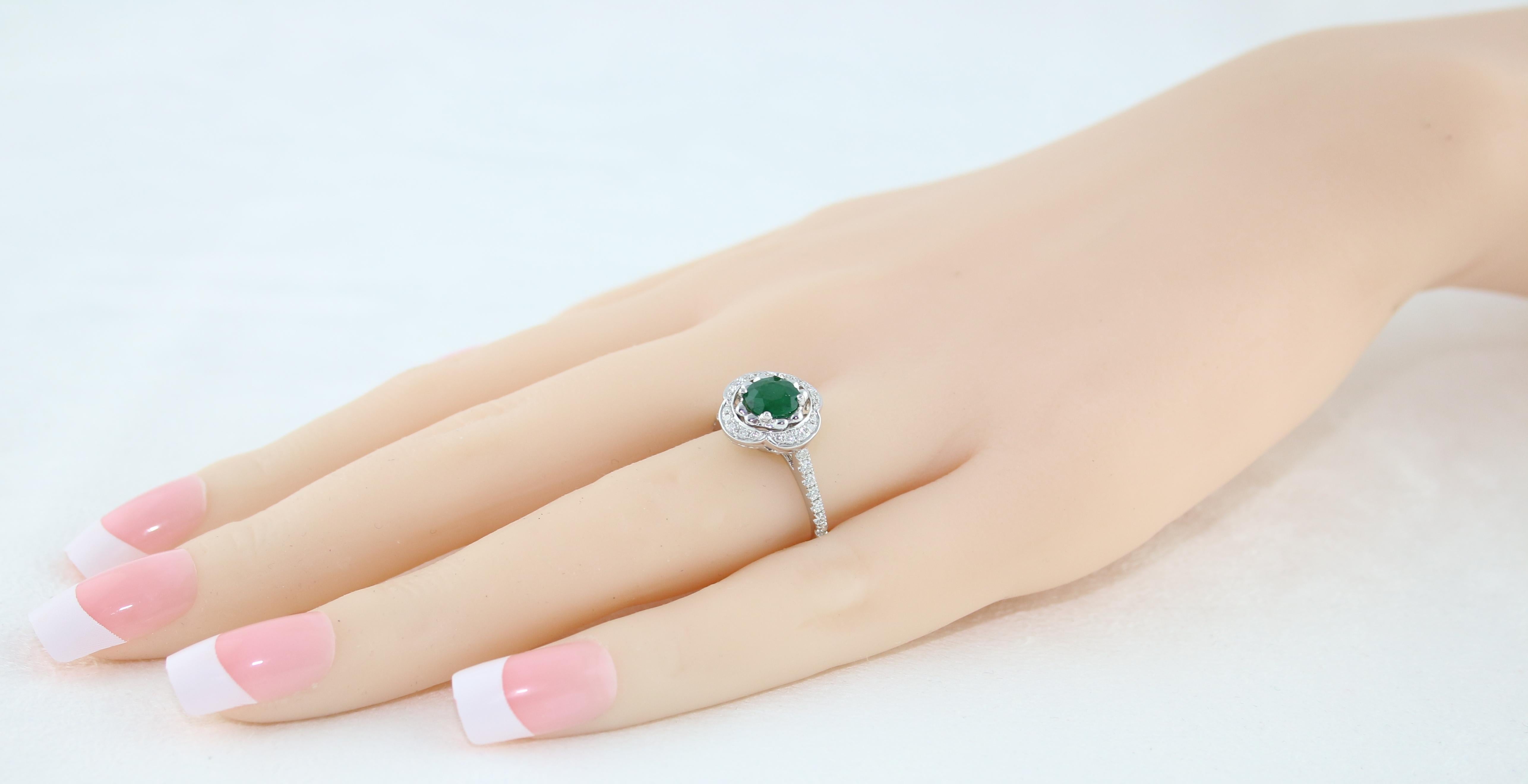 AGL Certified 0.87 Carat Round Emerald Diamond Gold Ring In New Condition For Sale In New York, NY