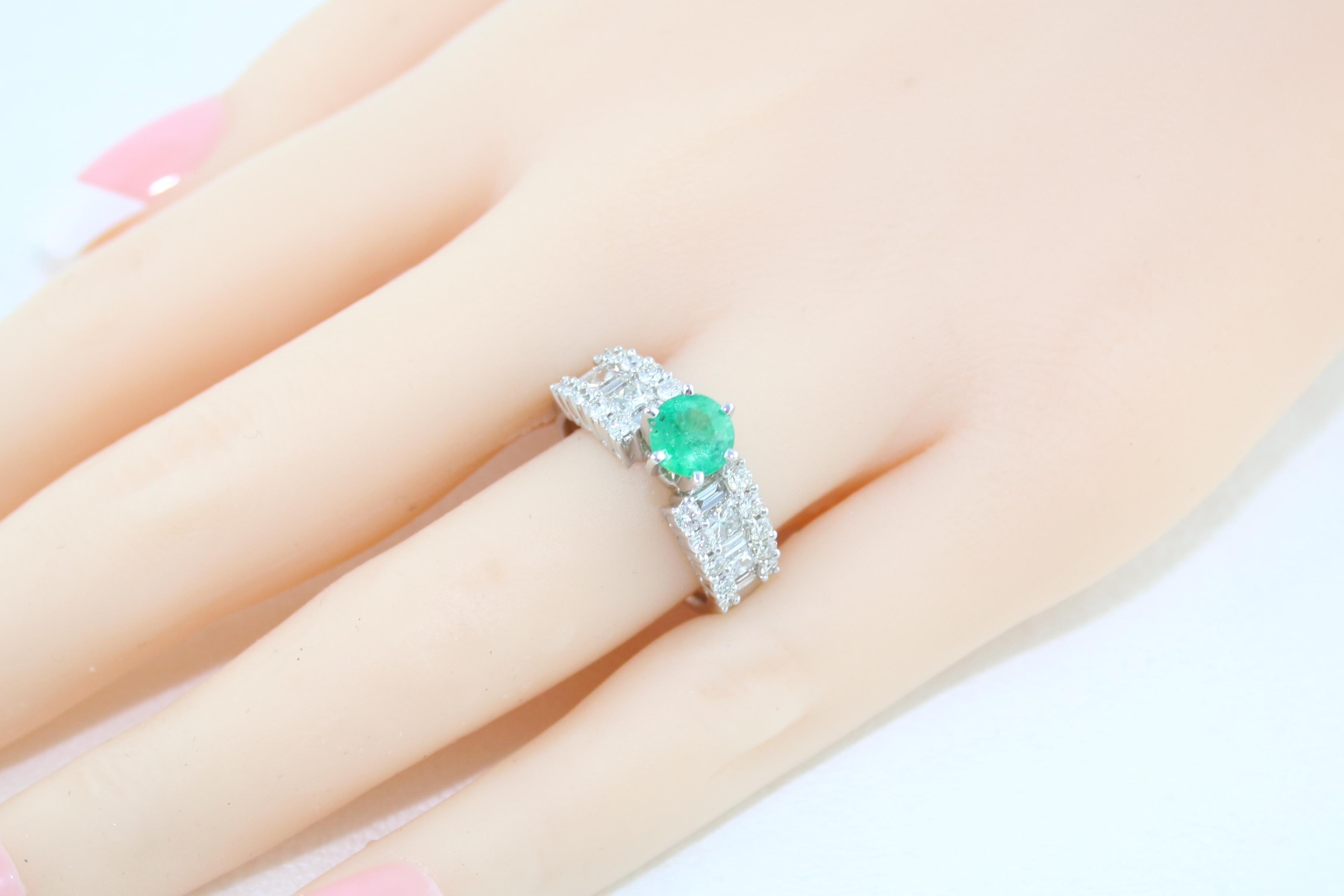 AGL Certified 0.90 Carat Round Emerald Diamond Gold Ring For Sale 2