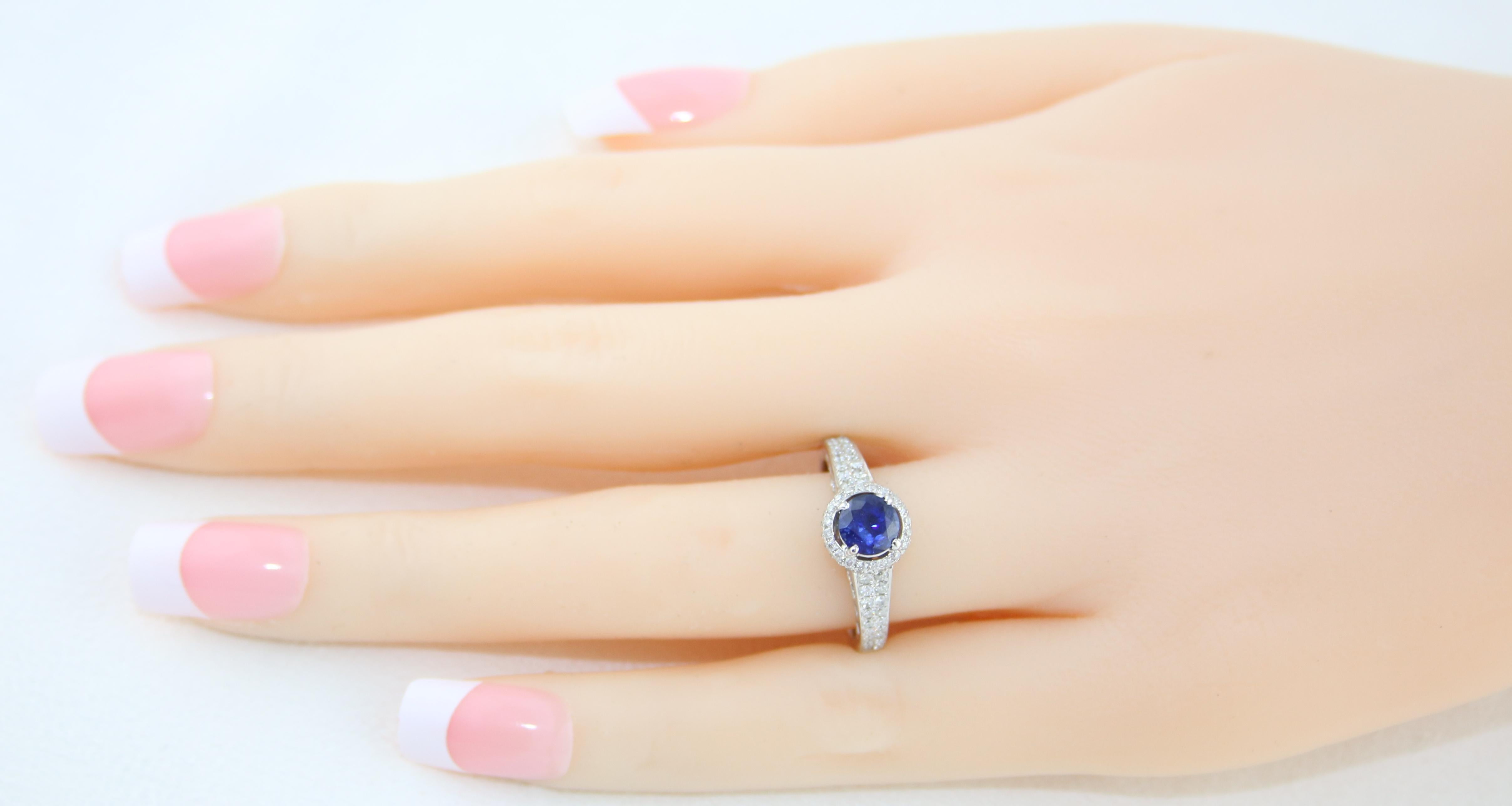 Round Cut AGL Certified 0.91 Carat Round Sapphire Diamond Gold Ring For Sale