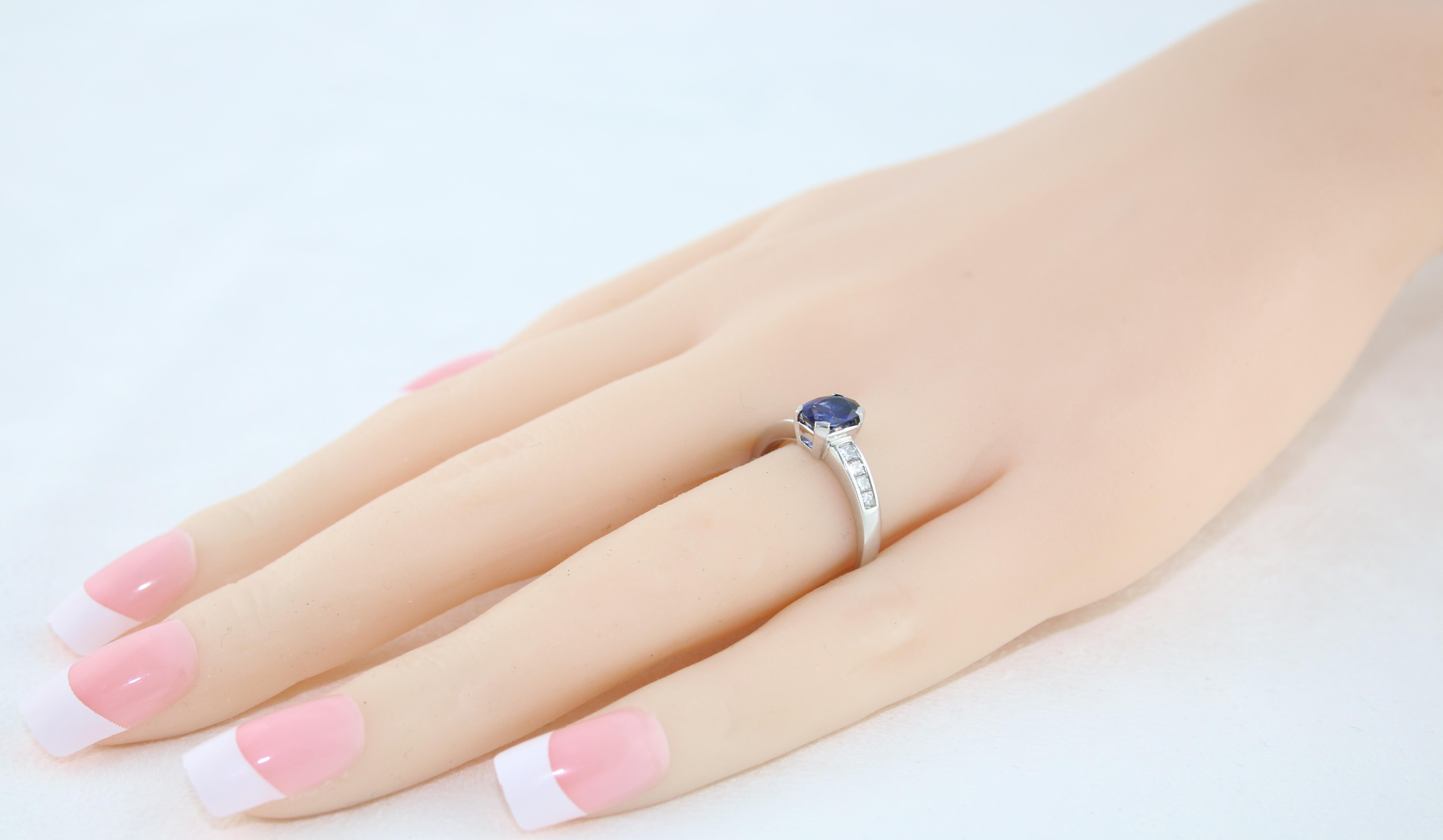 Bague en or avec diamants et saphir bleu ovale de 0,98 carat certifié AGL Pour femmes en vente