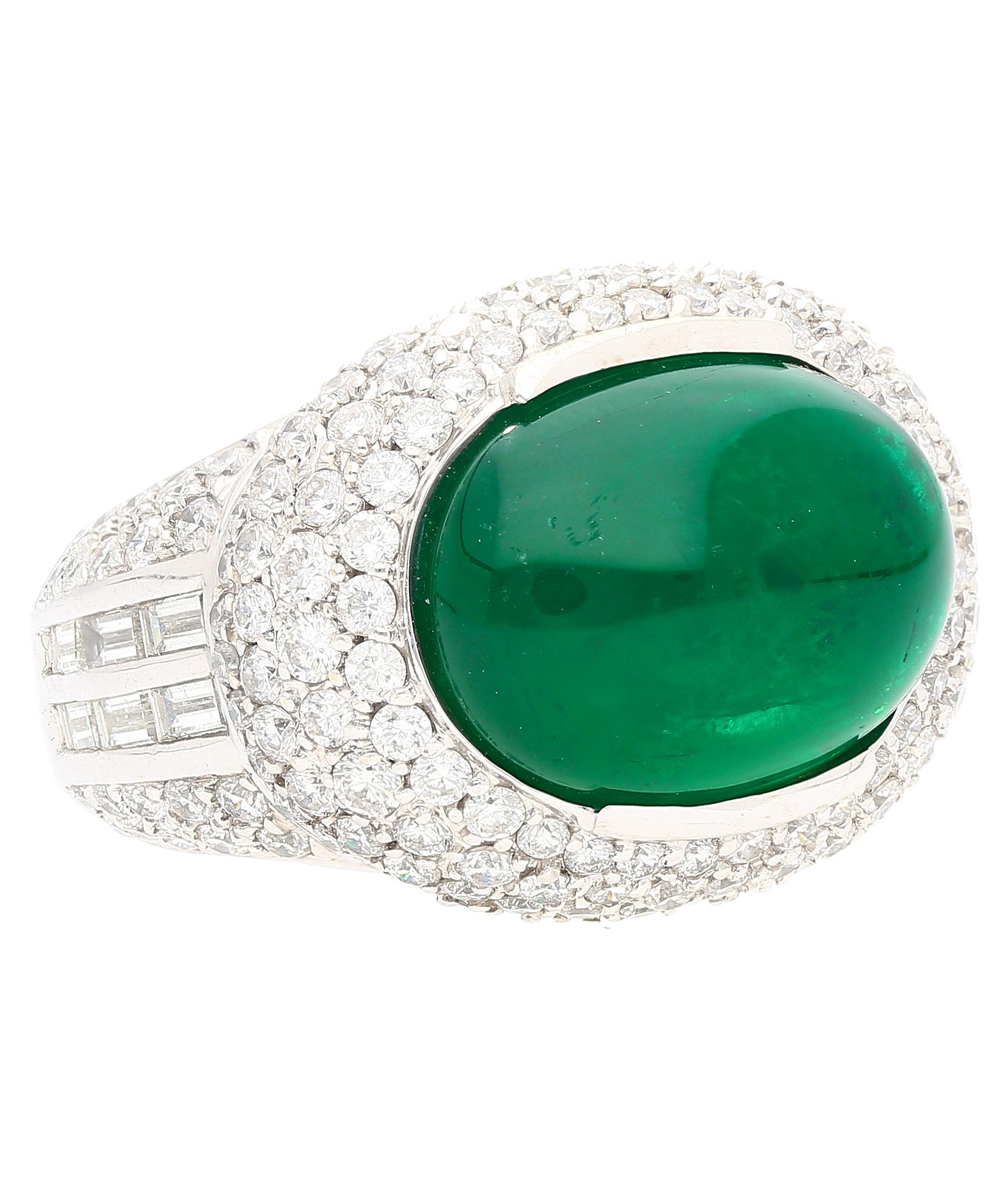 Bague de cocktail en or blanc 18K à plusieurs pierres précieuses. Elle contient une émeraude africaine de 10,12 carats taillée en cabochon et 4,50 carats de diamants baguettes et ronds. Cette bague présente une magnifique esthétique symétrique qui