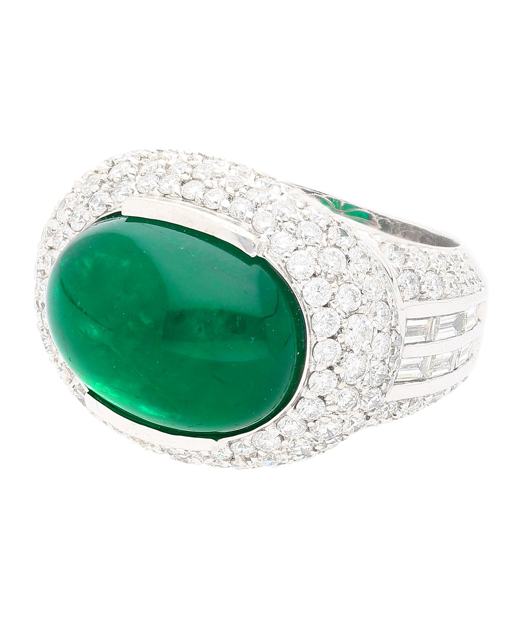 Moderne AGL Certified 10 Carat Cabochon Cut Minor Oil Emerald and Diamond Cluster Ring (Bague à grappes d'émeraudes et de diamants) en vente