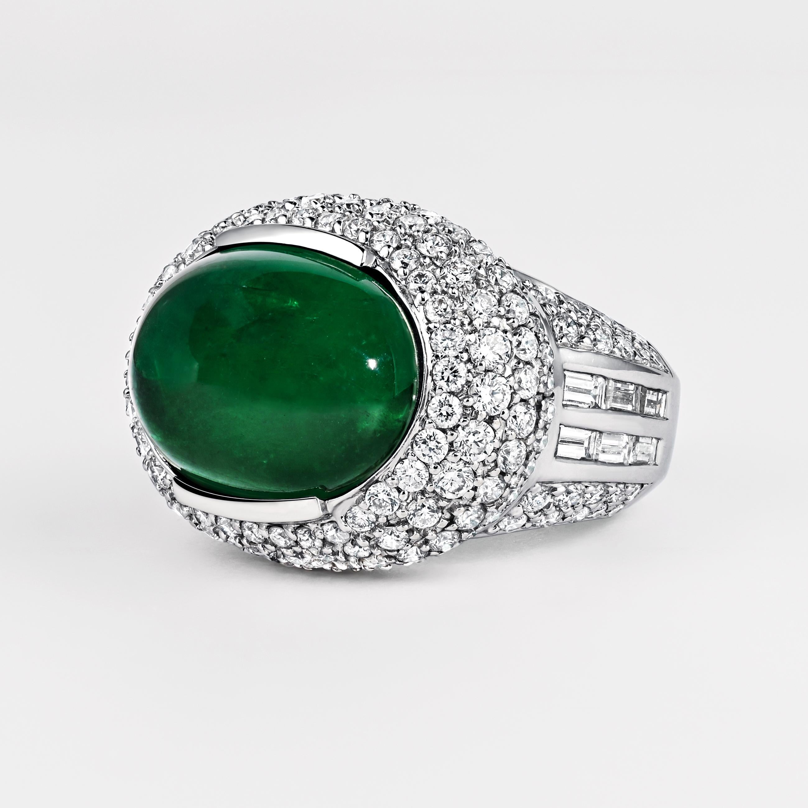 Moderno Anello a grappolo di smeraldi e diamanti con taglio cabochon minor oil certificato AGL da 10 carati in vendita
