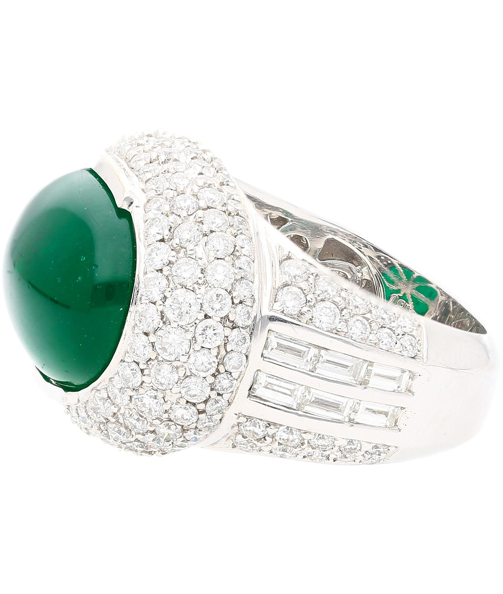 Taille cabochon AGL Certified 10 Carat Cabochon Cut Minor Oil Emerald and Diamond Cluster Ring (Bague à grappes d'émeraudes et de diamants) en vente