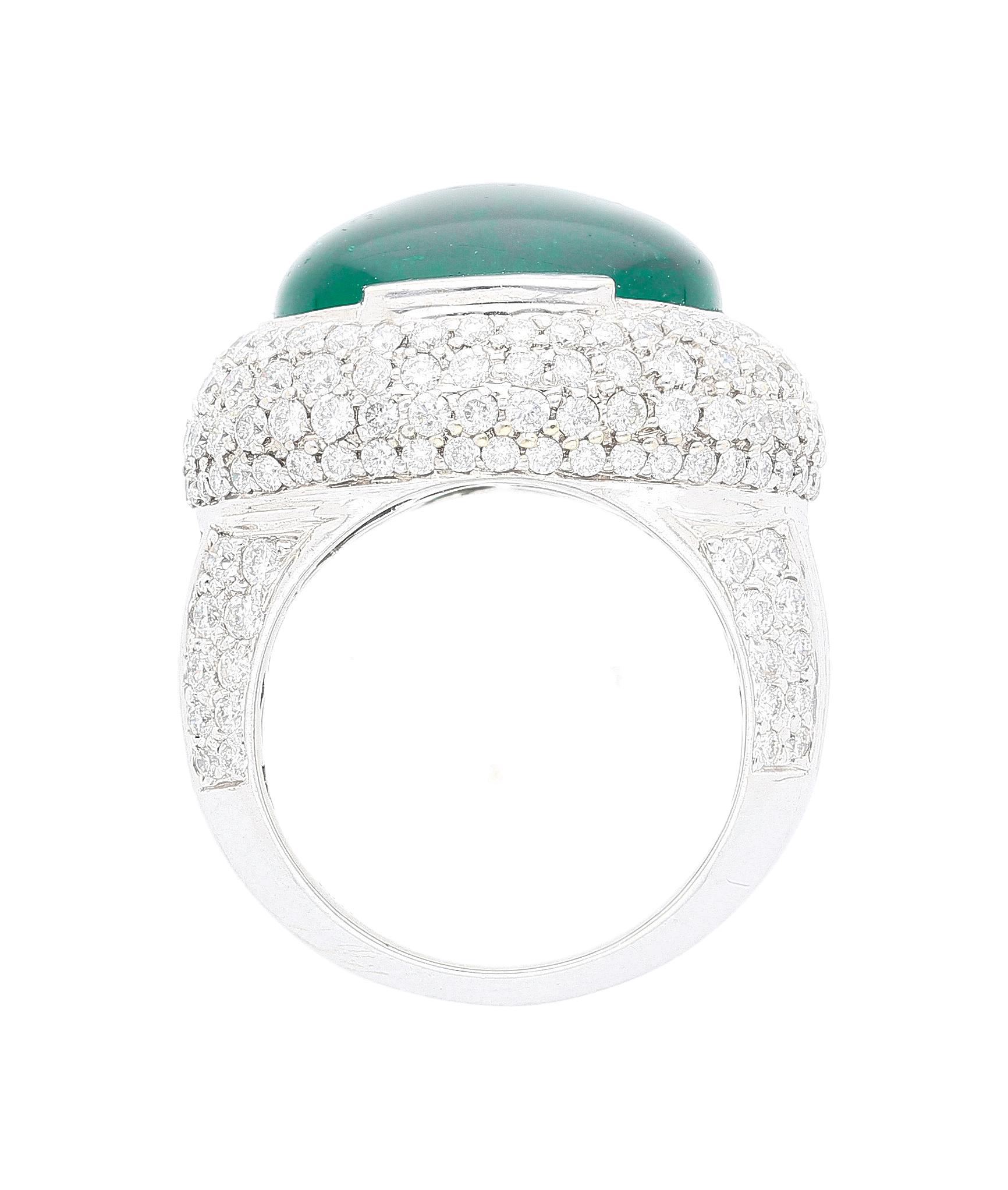 AGL Certified 10 Carat Cabochon Cut Minor Oil Emerald and Diamond Cluster Ring (Bague à grappes d'émeraudes et de diamants) Neuf - En vente à Miami, FL