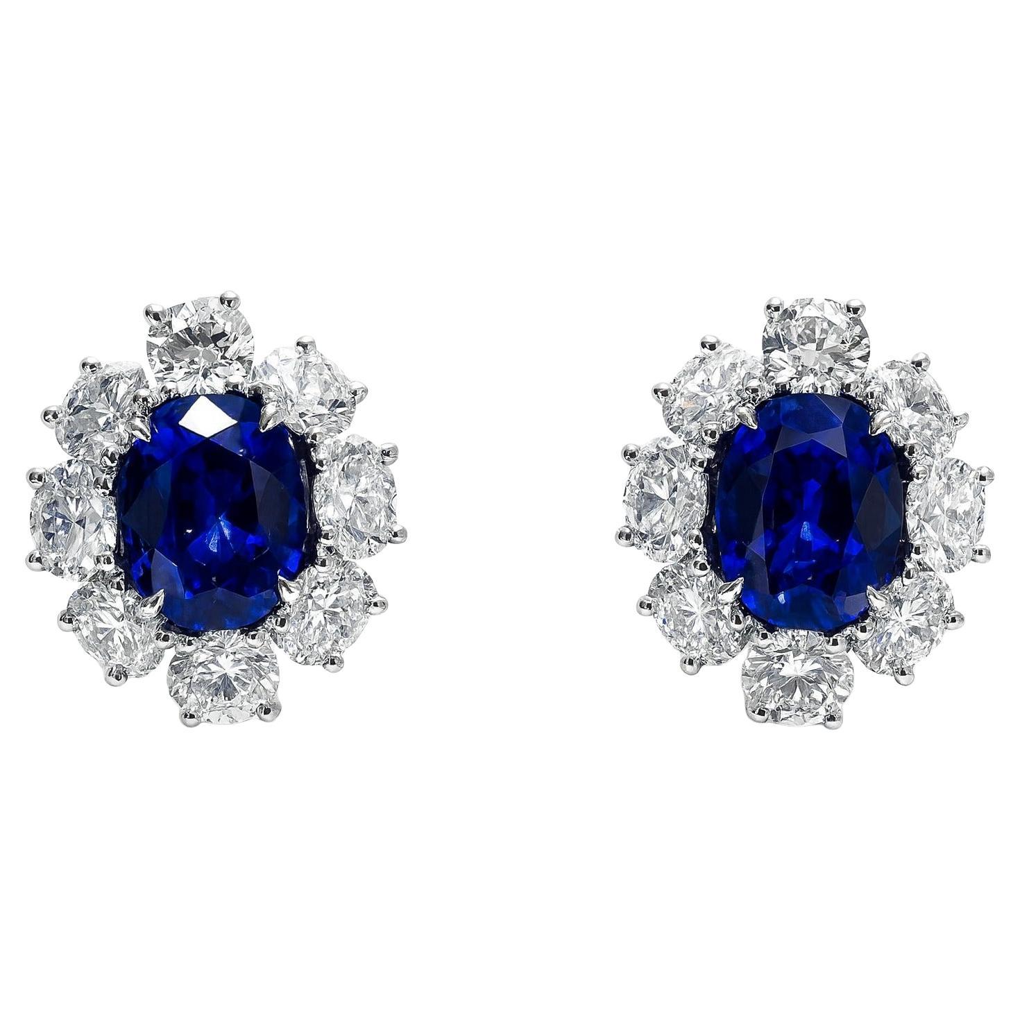 Handgefertigte Platin-Ohrclips mit Ceylon-Saphir und Diamant, 10,53 CTW

Diese handgefertigten Ohrclips aus Platin sind exquisit und zeitlos. Sie zeigen ein perfekt aufeinander abgestimmtes Paar leuchtend blauer Ceylon-Saphire, die von einem