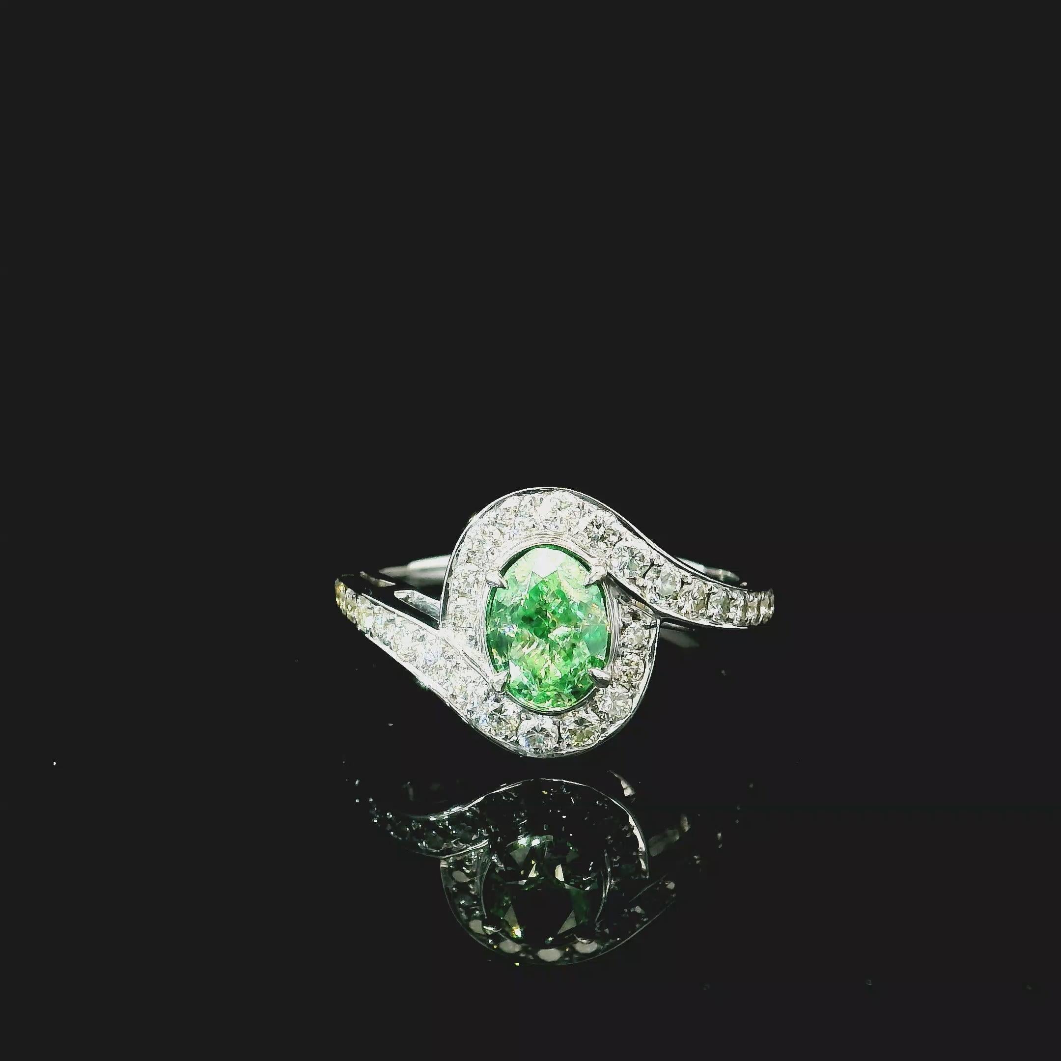 Anillo de oro blanco de 18 quilates con diamantes
  
  Color y quilates del oro Oro blanco 18 quilates
  Peso: 4.15 gramos
  
  Set con-
  Tipo de piedra: Diamantes
  Forma: Oval
  Quilate: 1,00 ct
  Color: Verde Fantasía
  Claridad: VS1
  
 