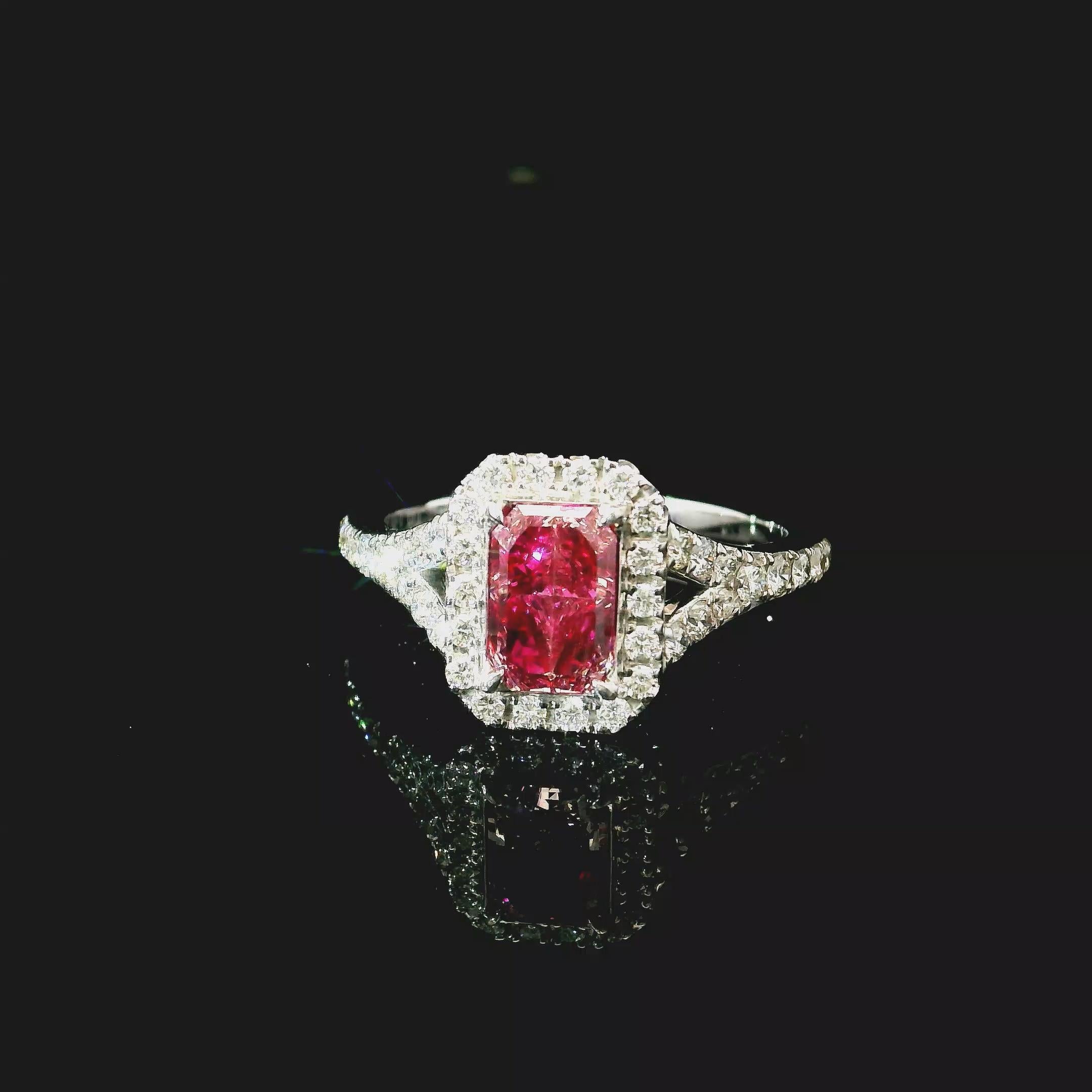 Anello in oro bianco 18 carati con diamanti
  
  Colore e caratura dell'oro: Oro bianco 18kt
  Peso: 4,00 grammi
  
  Imposta con...
  Tipo di pietra: Diamanti
  Forma: Radiante
  Carati: 1,00 ct
  Colore: Rosa vivo fantasia
  Chiarezza: SI1
  
 