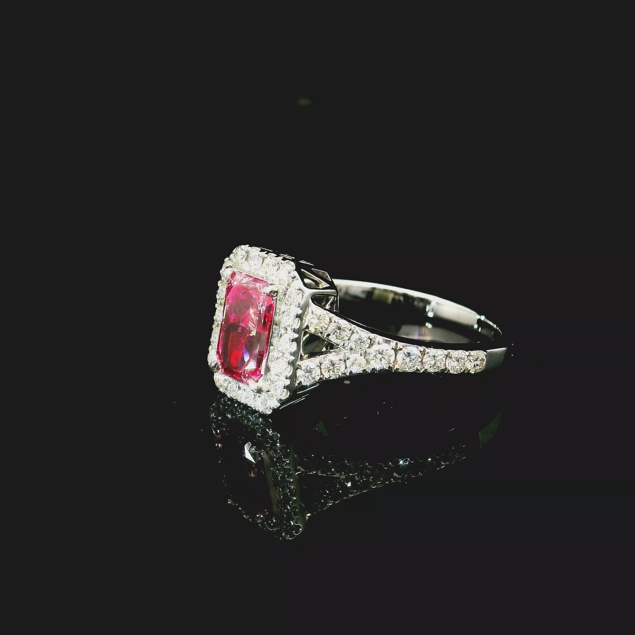 Taglio radiant Anello con diamante certificato AGL da 1,00 carati Fancy Vivid Pink SI1 Clarity in vendita