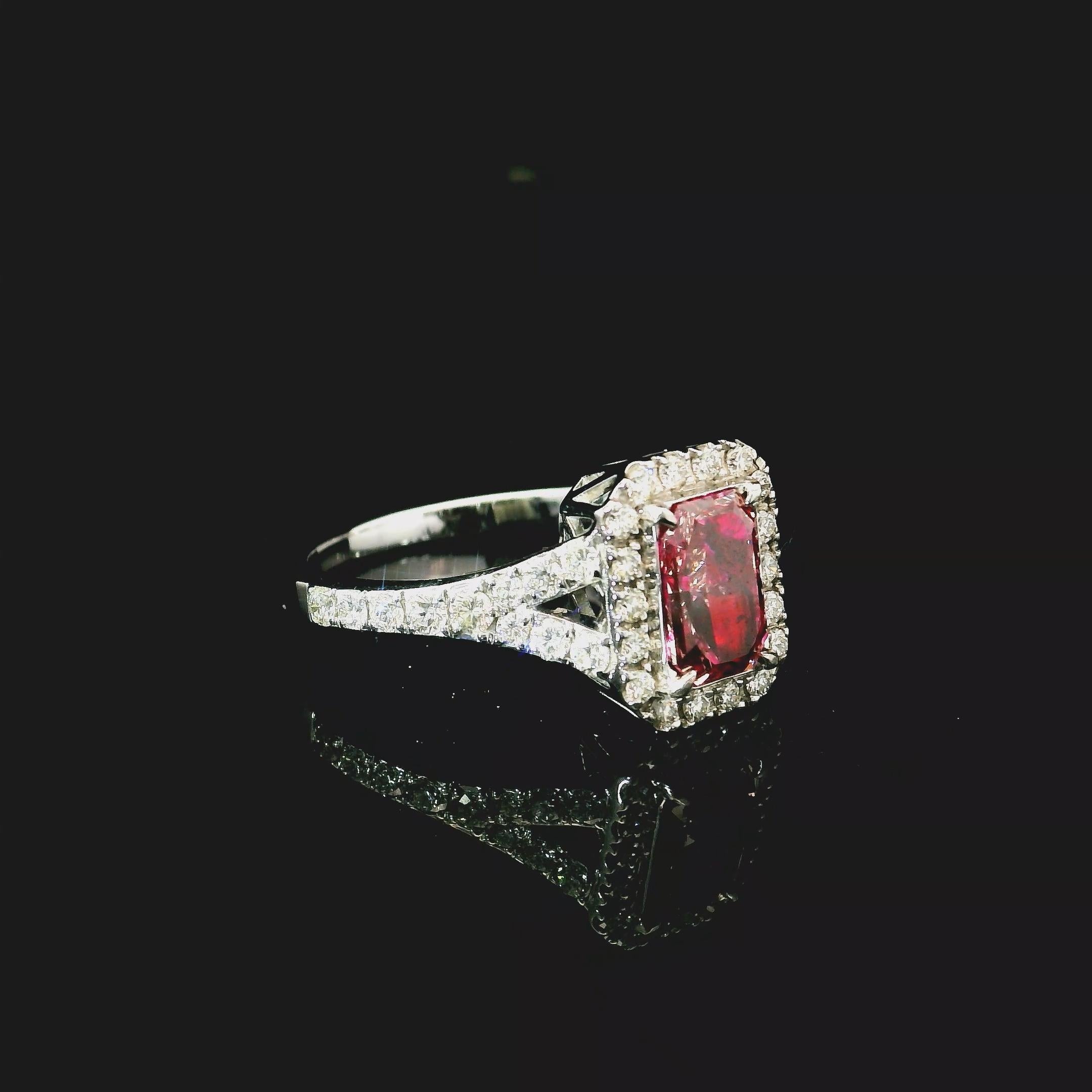 Anello con diamante certificato AGL da 1,00 carati Fancy Vivid Pink SI1 Clarity in vendita 1