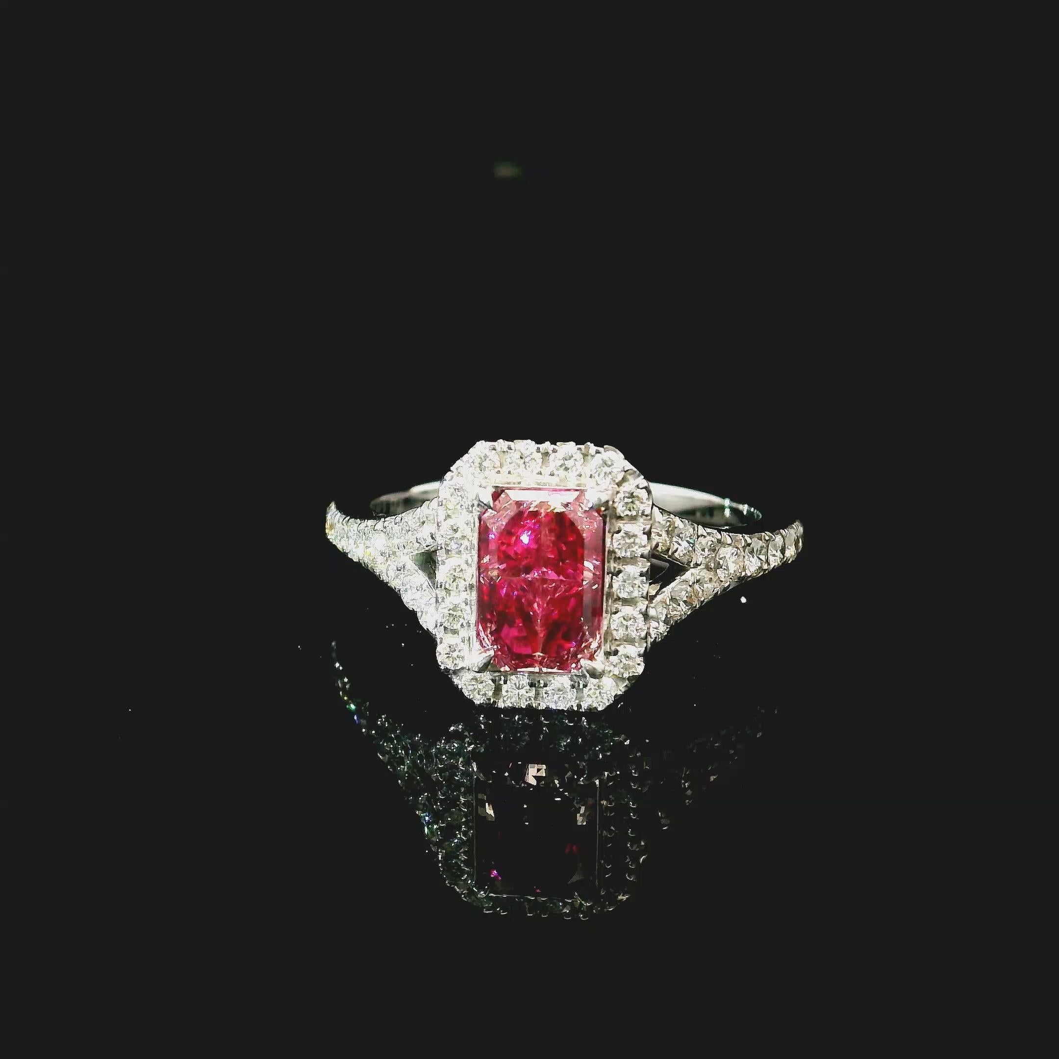Anello con diamante certificato AGL da 1,00 carati Fancy Vivid Pink SI1 Clarity in vendita 2