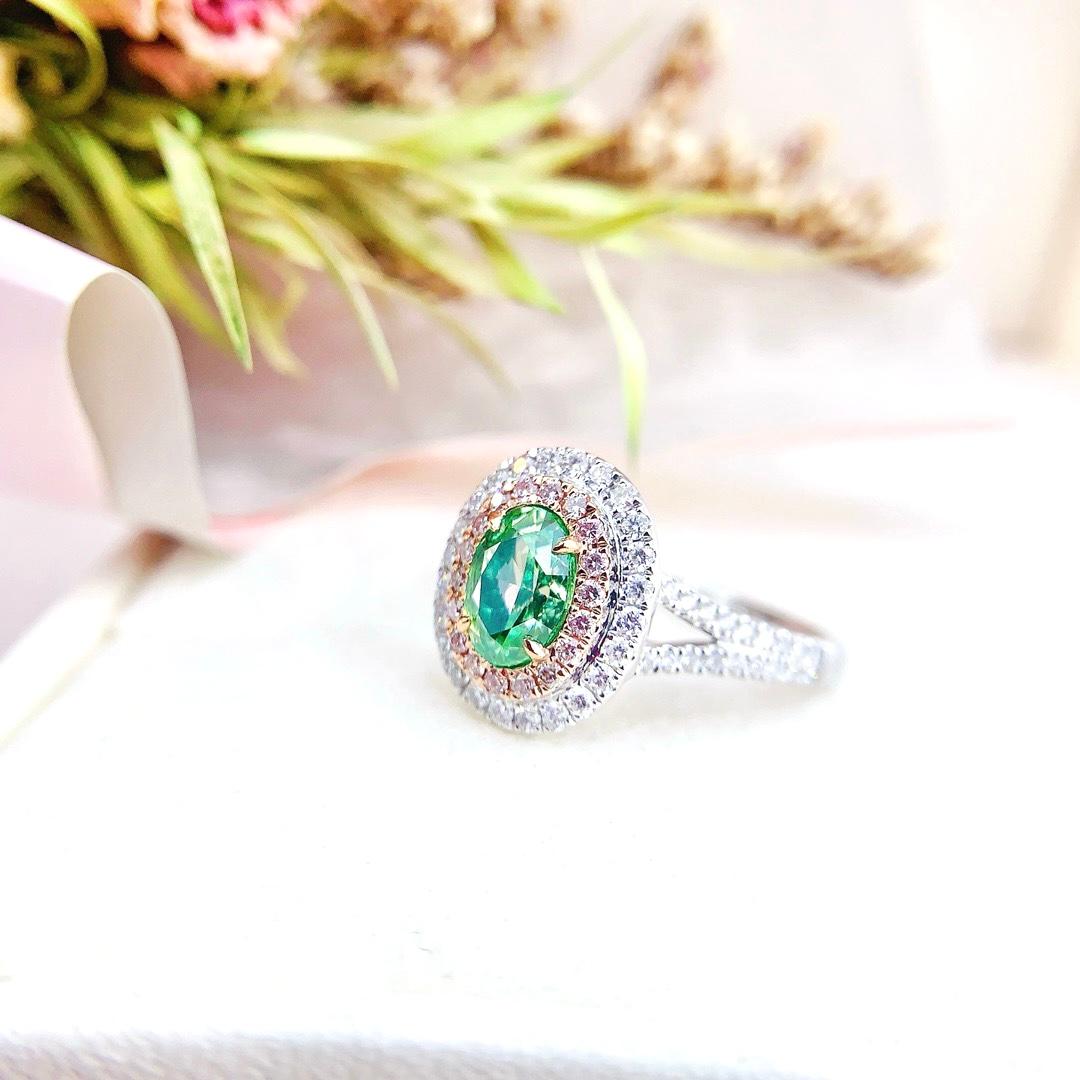AGL Certified 1.00 Green Diamond 18K Gold Ring with Diamonds In New Condition For Sale In Kowloon, HK