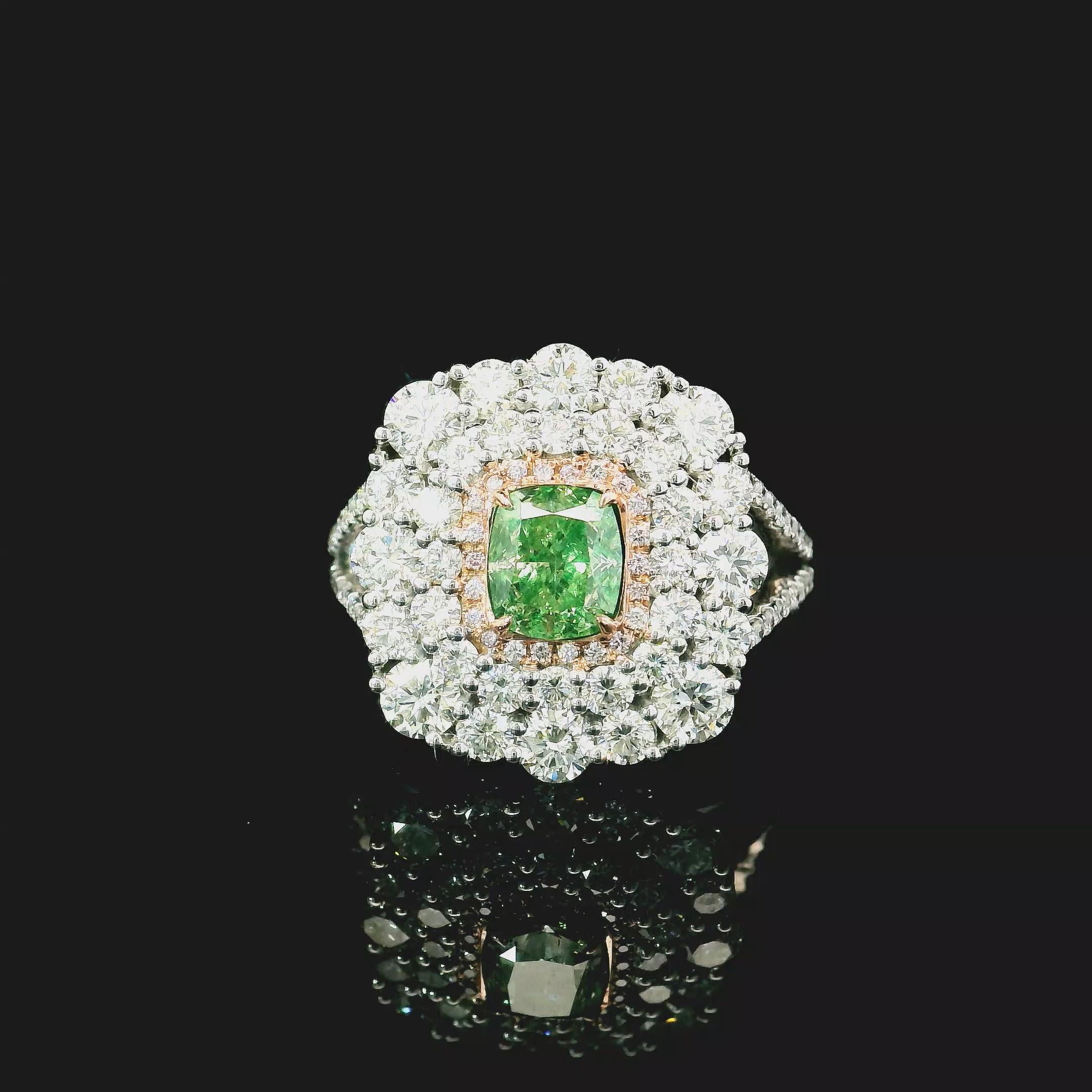 Ring aus 18kt Weißgold mit Diamanten
  
  Goldfarbe und Karat: Weißgold 18kt
  Gewicht: 6.56 Gramm
  
  Satz mit...
  Steinart: Diamanten
  Die Form: Kissen
  Karat: 1,01 ct
  Farbe: Fancy Grün
  Klarheit: SI
  
  Umliegende Steine: Diamanten
 
 1)