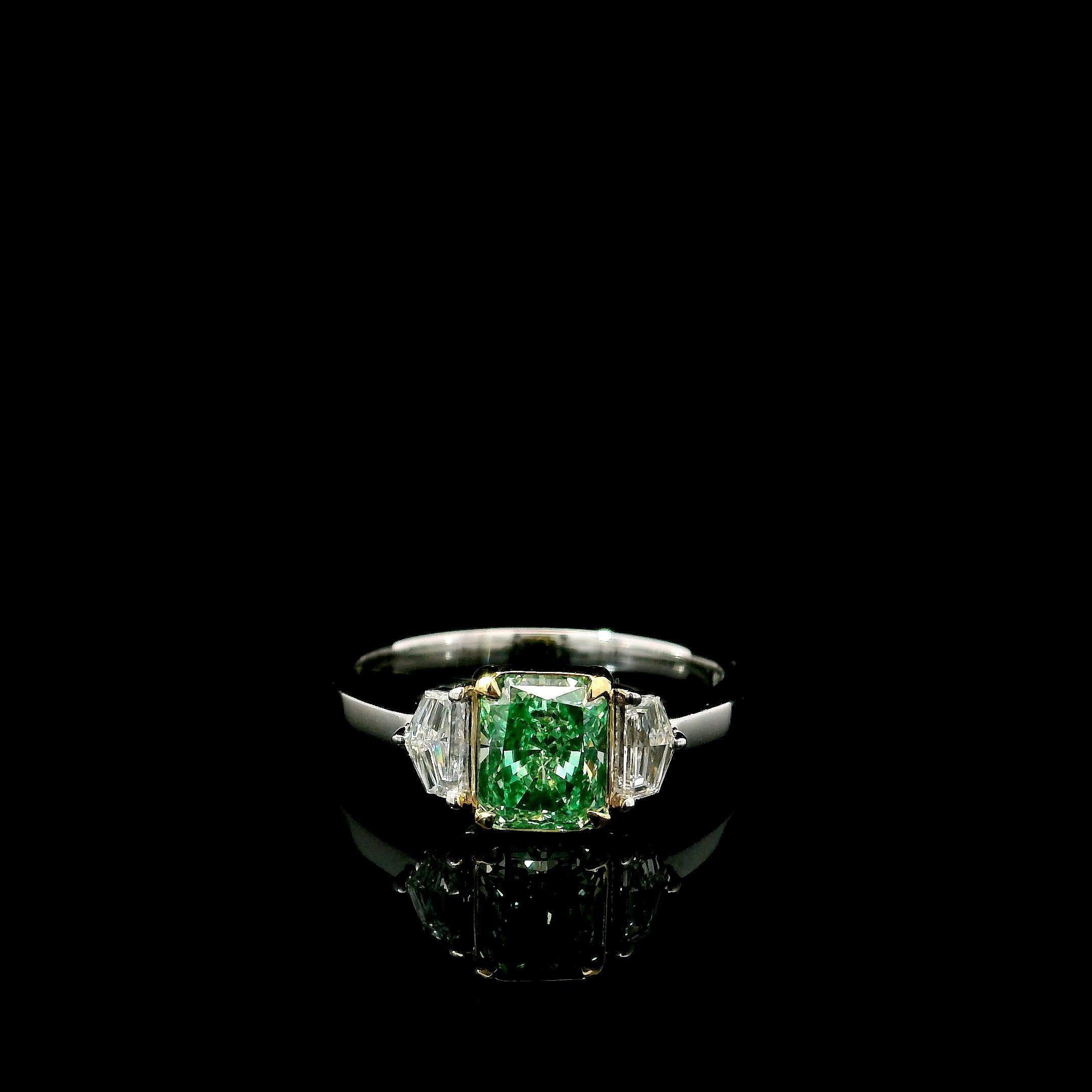 Bague en or blanc 18kt avec diamants
  
  Couleur de l'or et carat : Or blanc 18kt
  Poids : 3,606 grammes
  
  Ensemble avec...
  Type de pierre : Diamants
  Forme : Rayonnante
  Carat : 1,01
  Couleur : Vert fantaisie
  Clarté : VS
  
  Pierres
