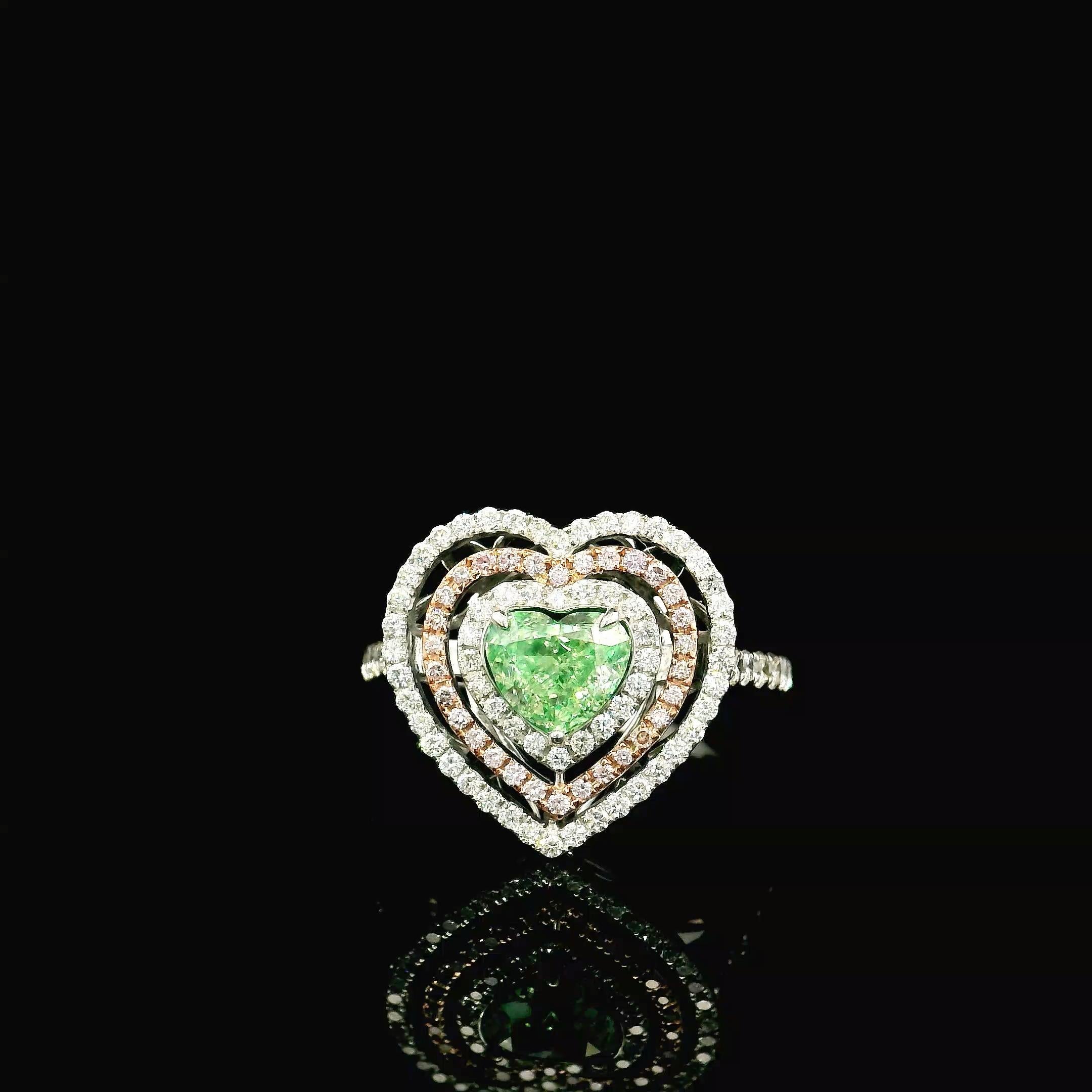 Anello in oro bianco 18 carati con diamanti
  
  Colore e caratura dell'oro: Oro bianco 18kt
  Peso: 4.80 grammi
  
  Imposta con...
  Tipo di pietra: Diamanti
  Forma: Cuore
  Carati: 1,01 ct
  Colore: Verde Fantasia
  Chiarezza: VS
  
  Pietre