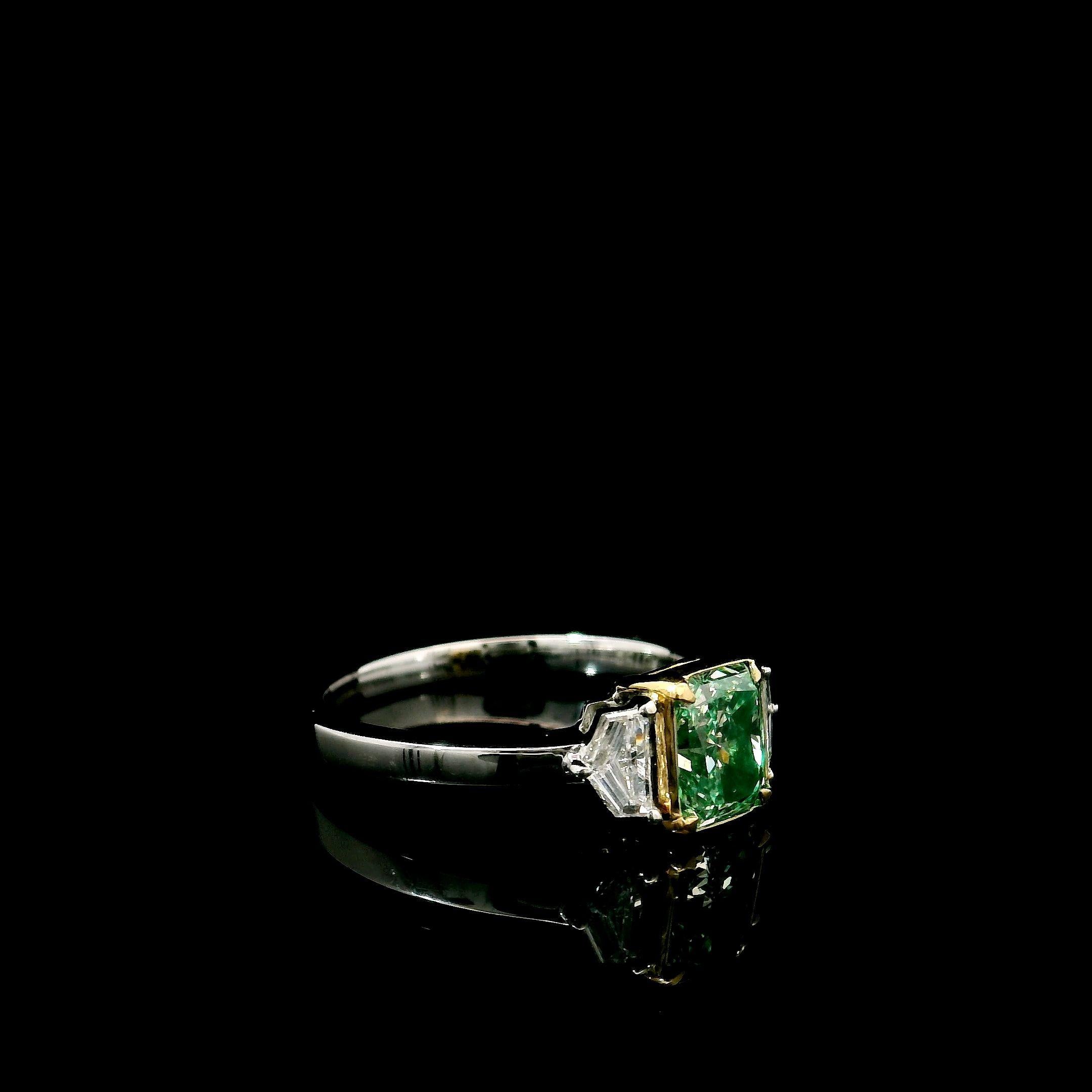 Taille radiant Bague avec diamant vert fantaisie certifié AGL de 1.01 carat de pureté VS en vente
