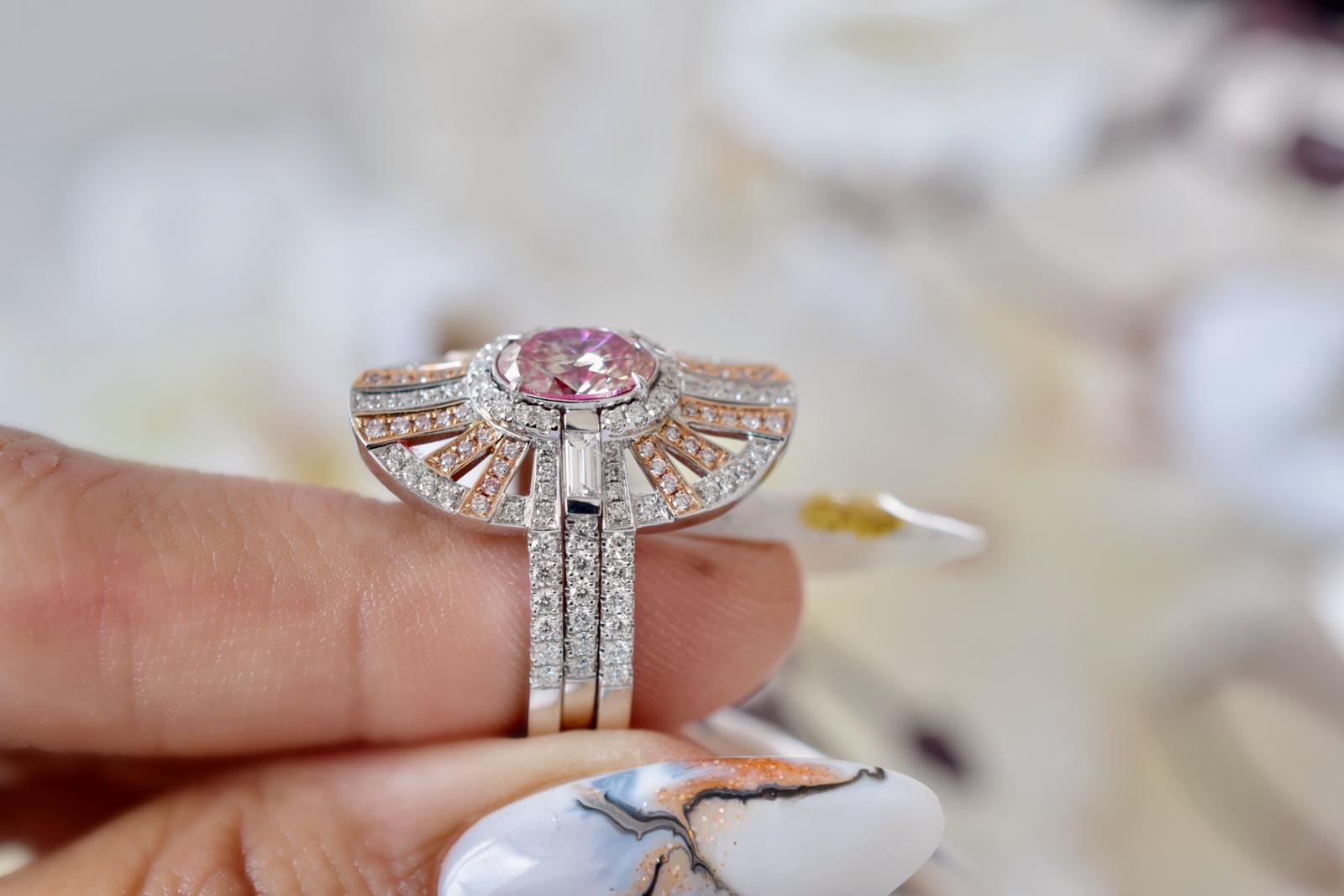 Taille ovale Bague en diamant certifié AGL 1.01 carat Fancy Pink Diamond VS Clarity en vente