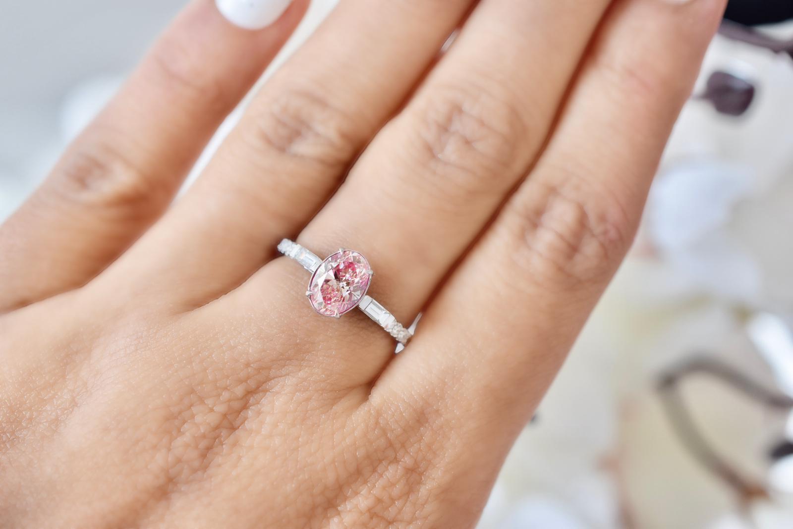 Bague en diamant certifié AGL 1.01 carat Fancy Pink Diamond VS Clarity Neuf - En vente à Kowloon, HK