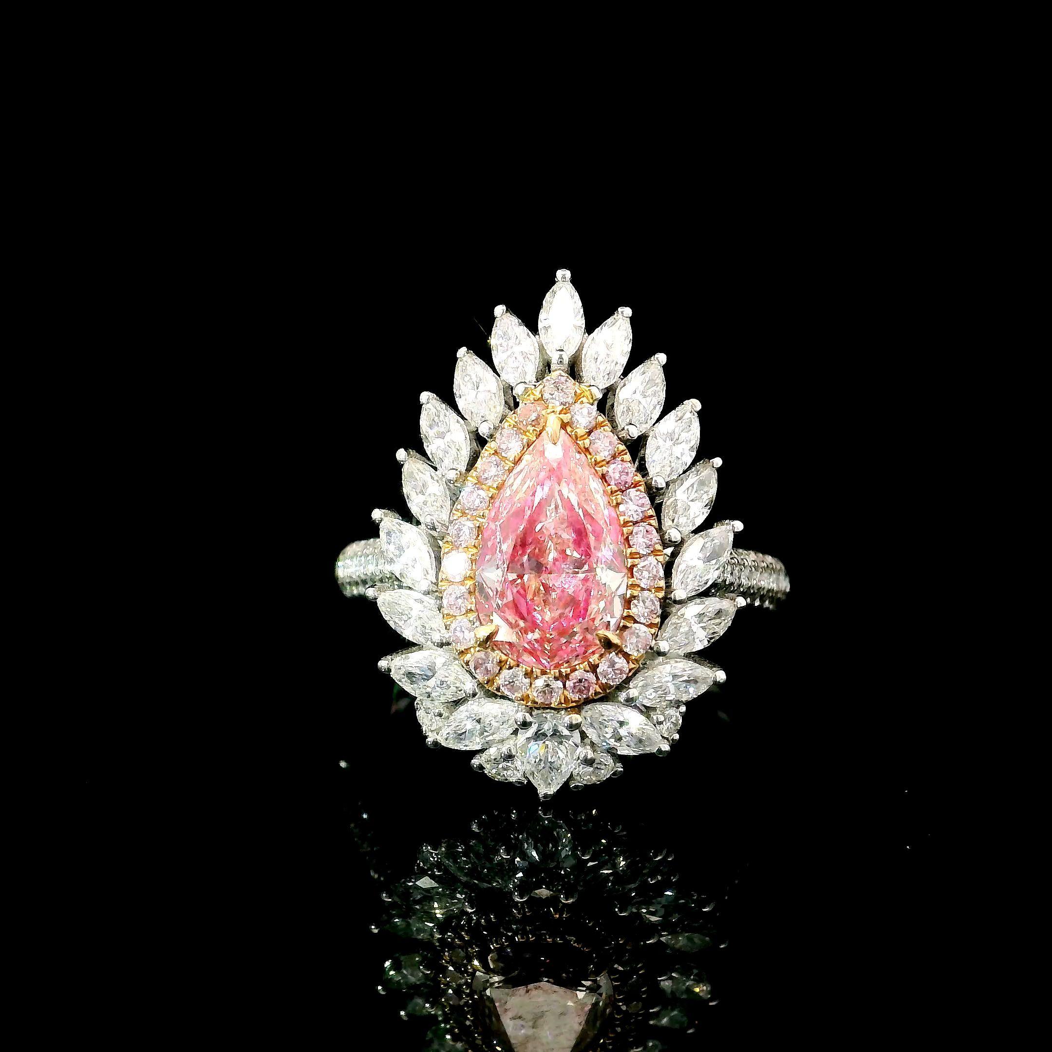 Ring aus 18kt Weißgold mit Diamanten
  
  Goldfarbe & Karat: Weißgold 18kt
  Gewicht: 5.888 Gramm
  
  Satz mit...
  Steinart: Diamanten
  Die Form: Birne
  Karat: 1,01 ct
  Farbe: Fancy Pink
  Klarheit: SI
  
  Umliegende Steine: Diamanten
 1)
