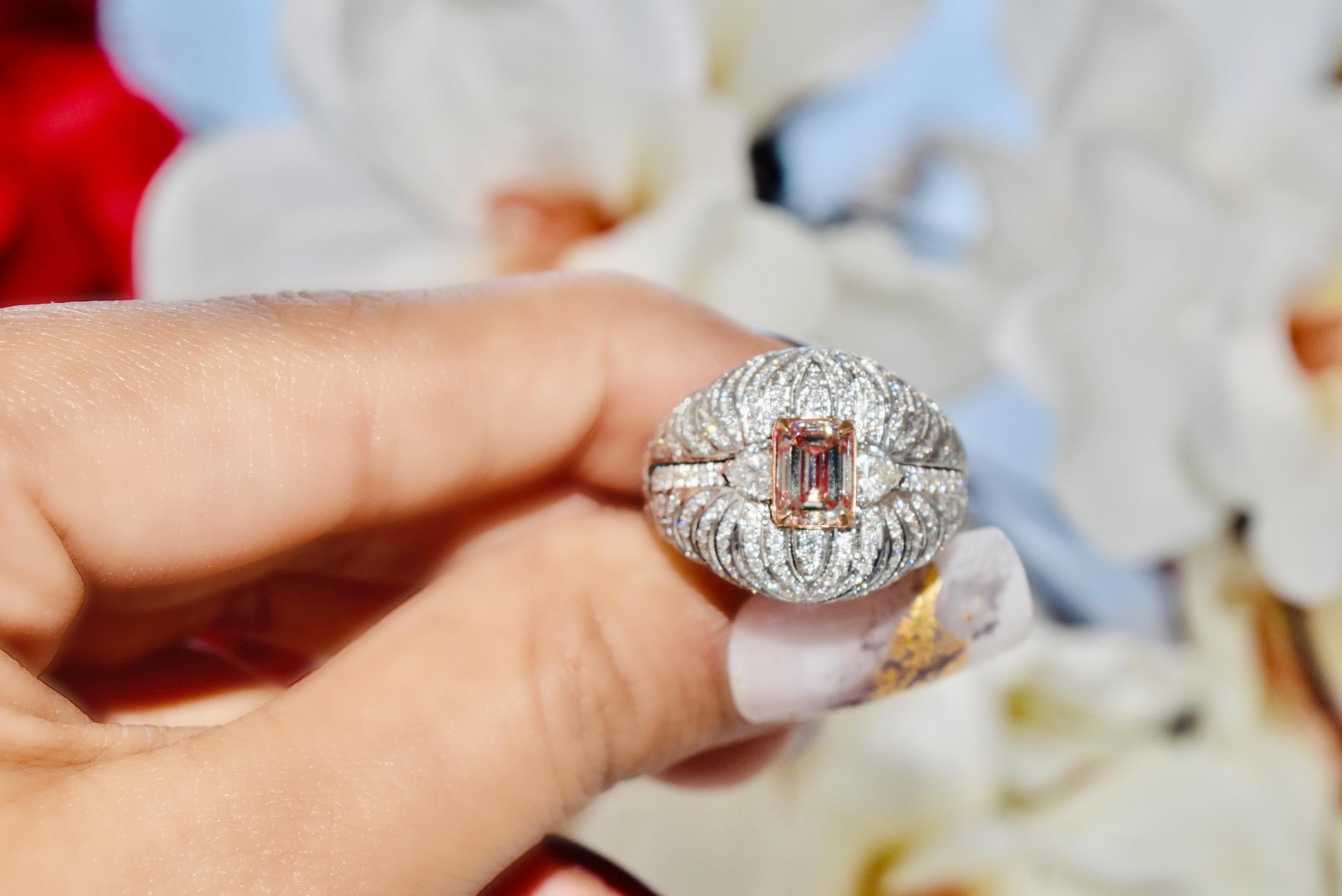 Bague en or blanc 18kt avec diamants
  
  Couleur de l'or et carat : Or blanc 18kt
  Poids : 8,43 grammes
  
  Ensemble avec...
  Type de pierre : Diamants
  Forme : Émeraude
  Carat : 1.01 ct
  Couleur : Rose fantaisie
  Clarté : SI1
  
  Pierres
