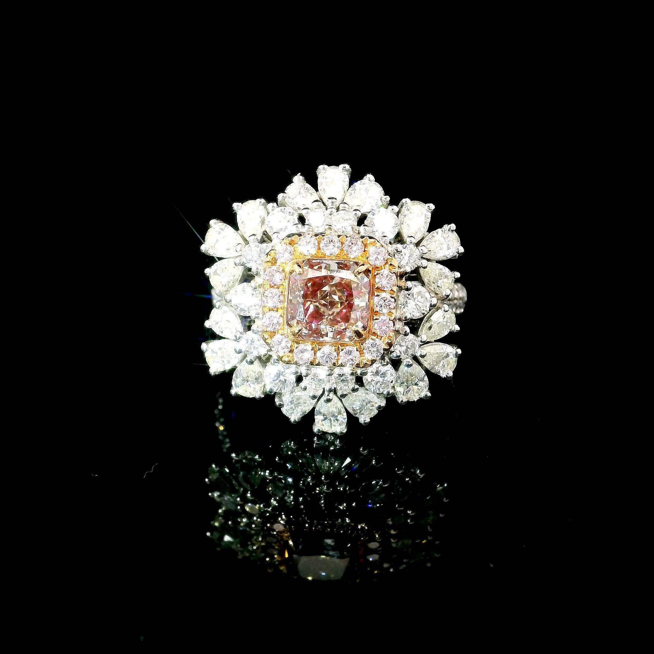 Bague en or blanc 18kt avec diamants
  
  Couleur de l'or et carat : Or blanc 18kt
  Poids : 5,77 grammes
  
  Ensemble avec...
  Type de pierre : Diamants
  Forme1.01 ct
  Couleur : Rose fantaisie
  Clarté : VS
  
  Pierres environnantes :