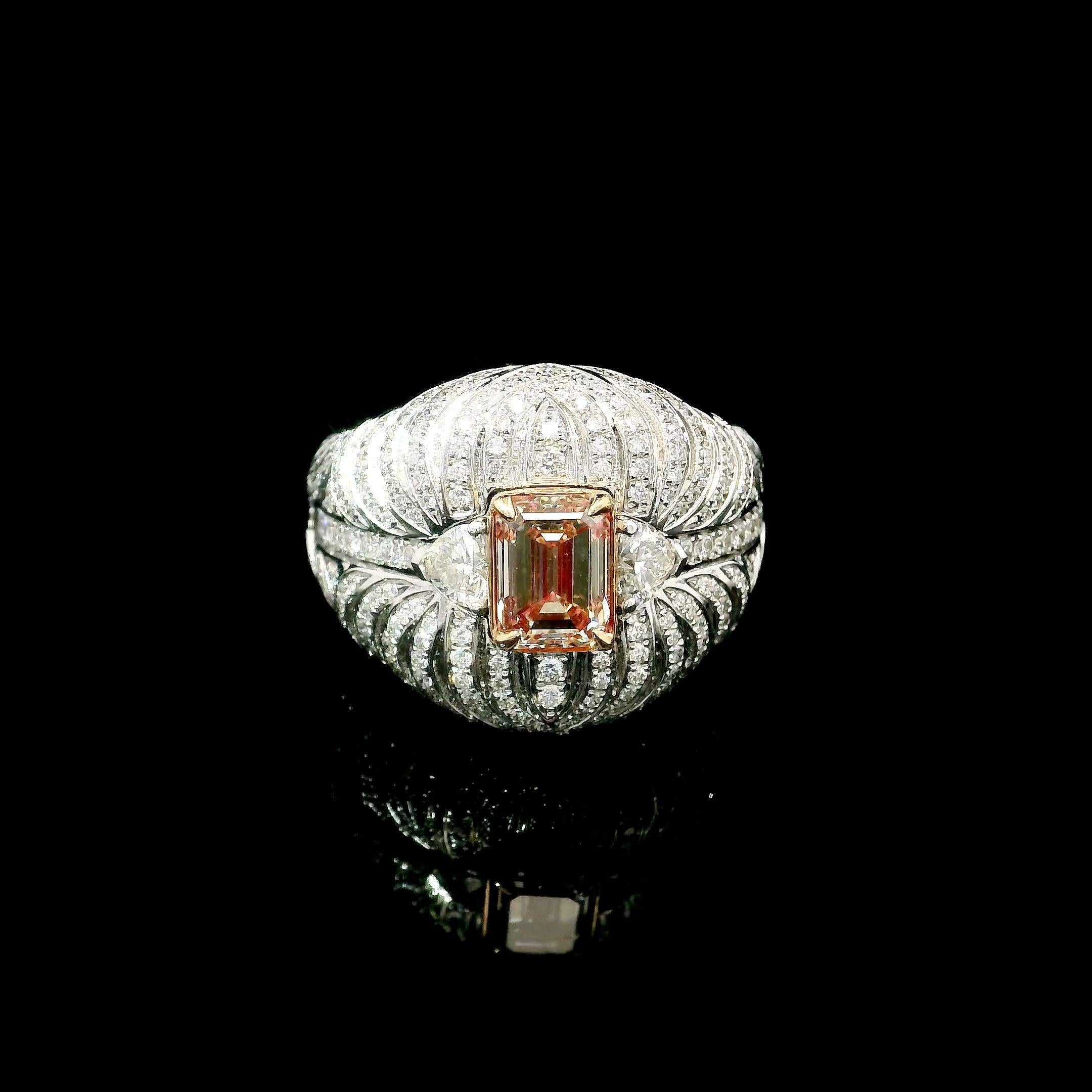 Anillo de oro blanco de 18 quilates con diamantes
  
  Color y quilates del oro Oro blanco 18 quilates
  Peso: 2.624 gramos
  
  Set con-
  Tipo de piedra: Diamantes
  Forma: Esmeralda
  Quilate: 1,01
  Color Rosa fantasía
  Claridad: VS
  
 